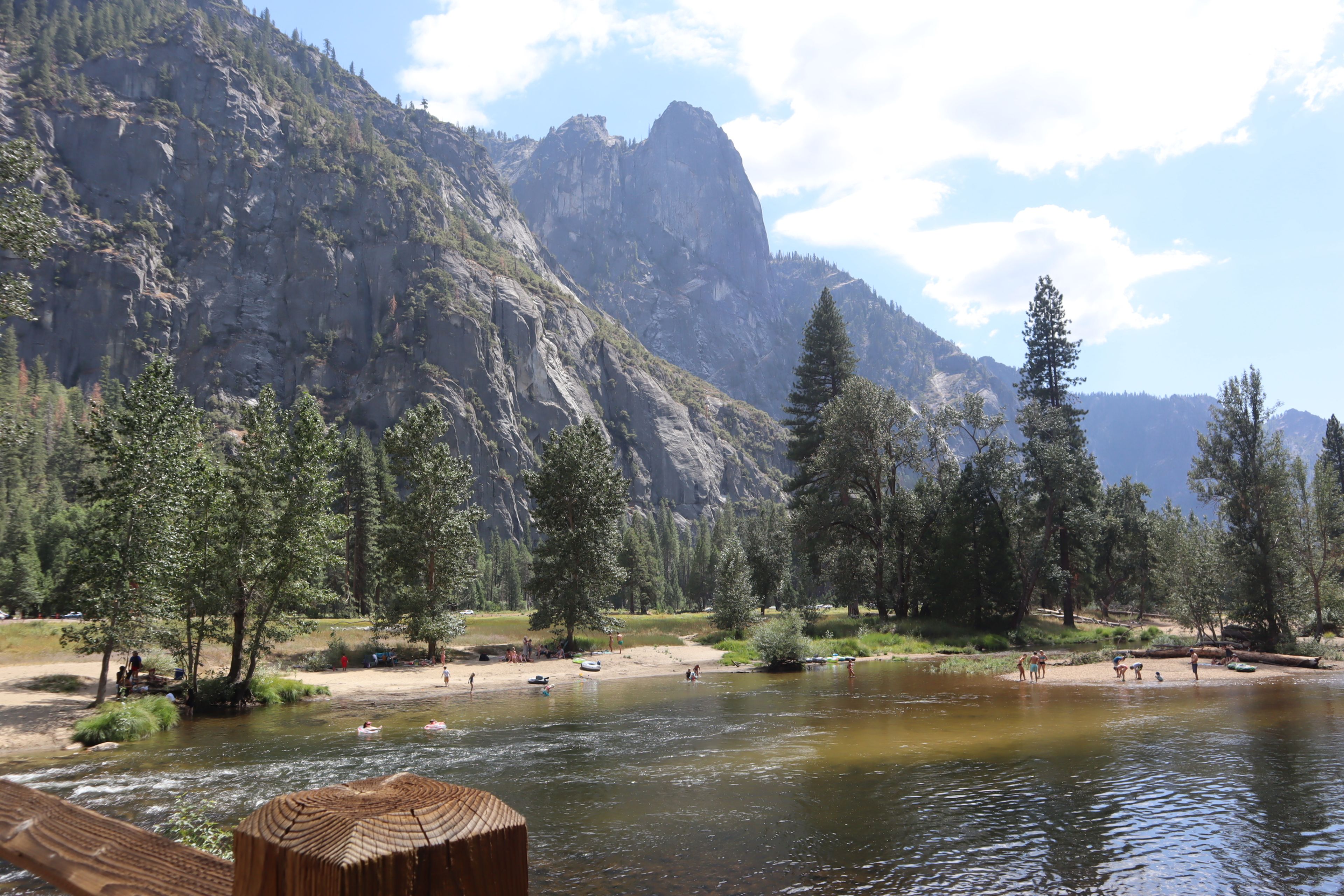 Zona de playa del río que atraviesa el valle de Yosemite.