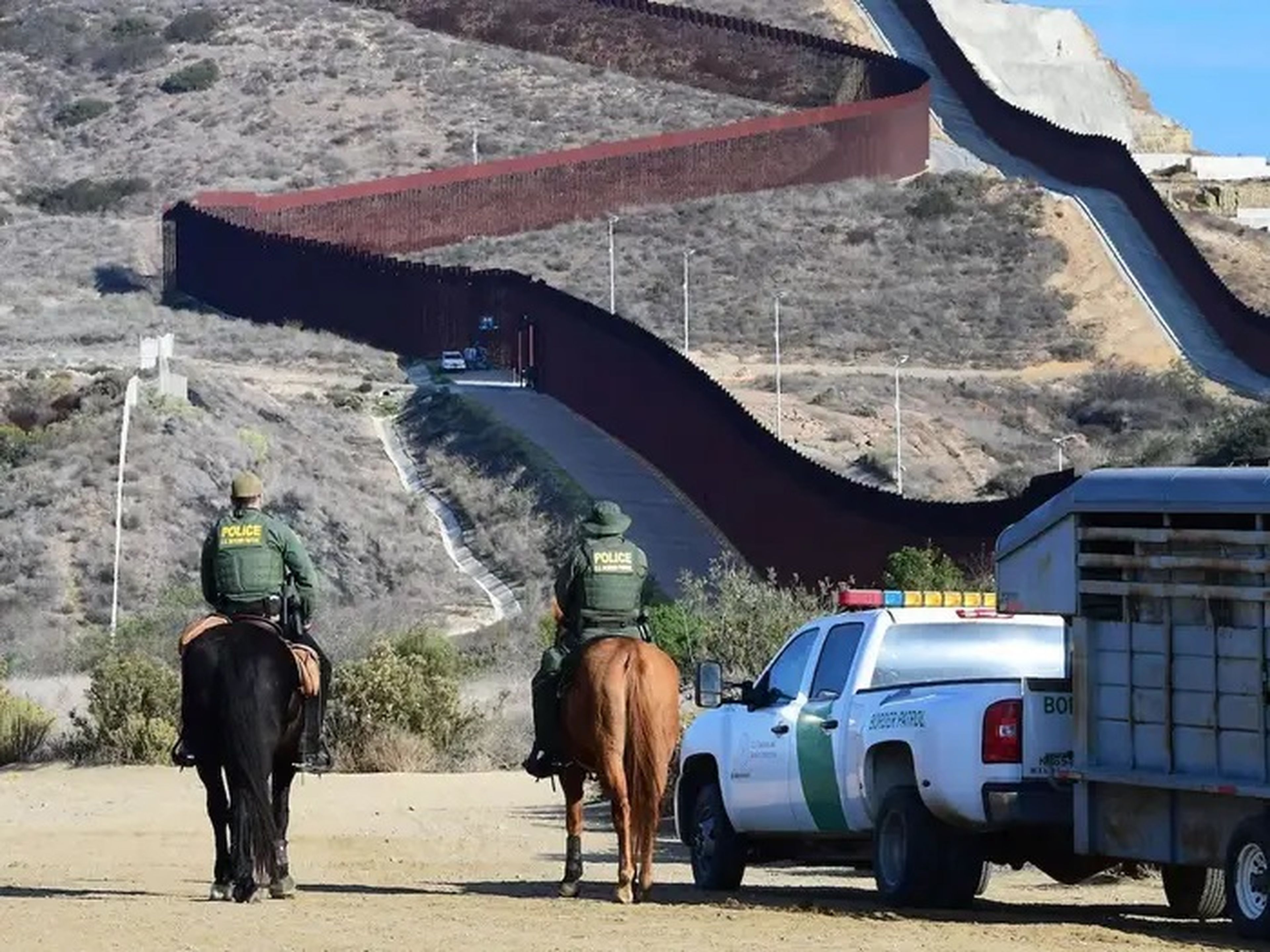 Agentes de la Patrulla Fronteriza de Estados Unidos cerca de la valla fronteriza entre Estados Unidos y México en Imperial Beach, California, en noviembre de 2021.