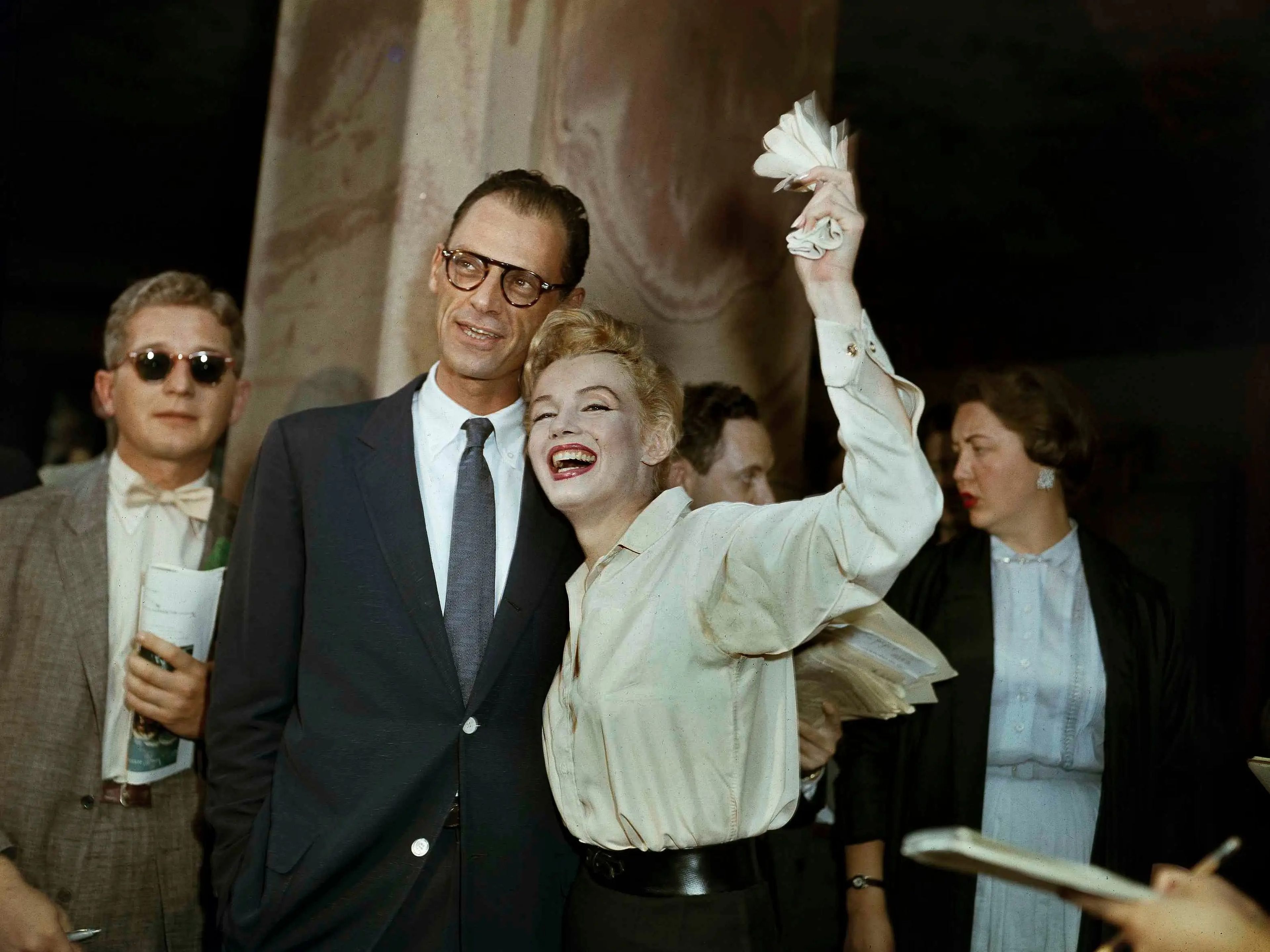 Los recién casados Marilyn Monroe y Arthur Miller después de su ceremonia civil en White Plains, Nueva York.