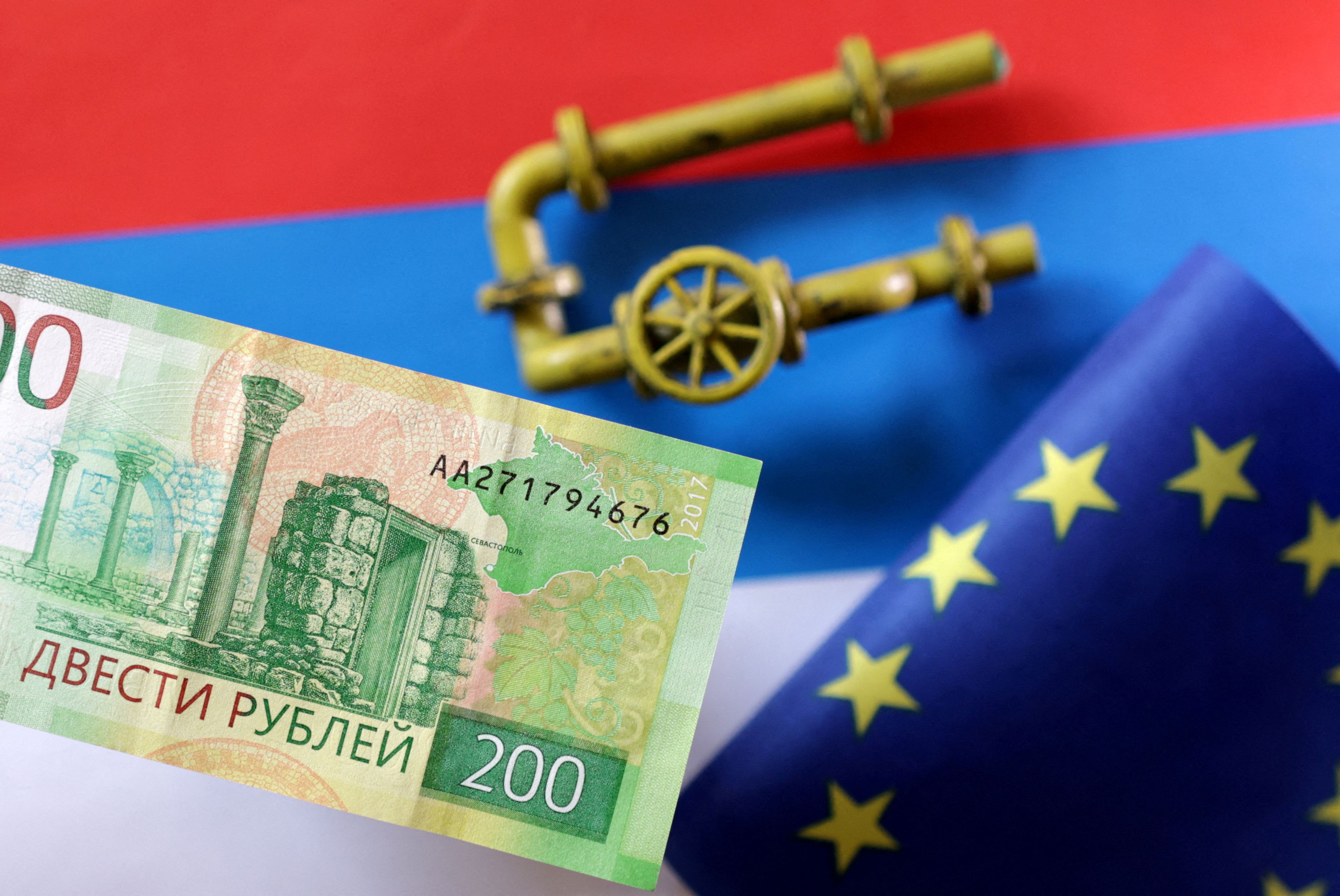 Una bandera de Rusia, otra de Europa, una tubería de gas y un billete de 200 rublos.