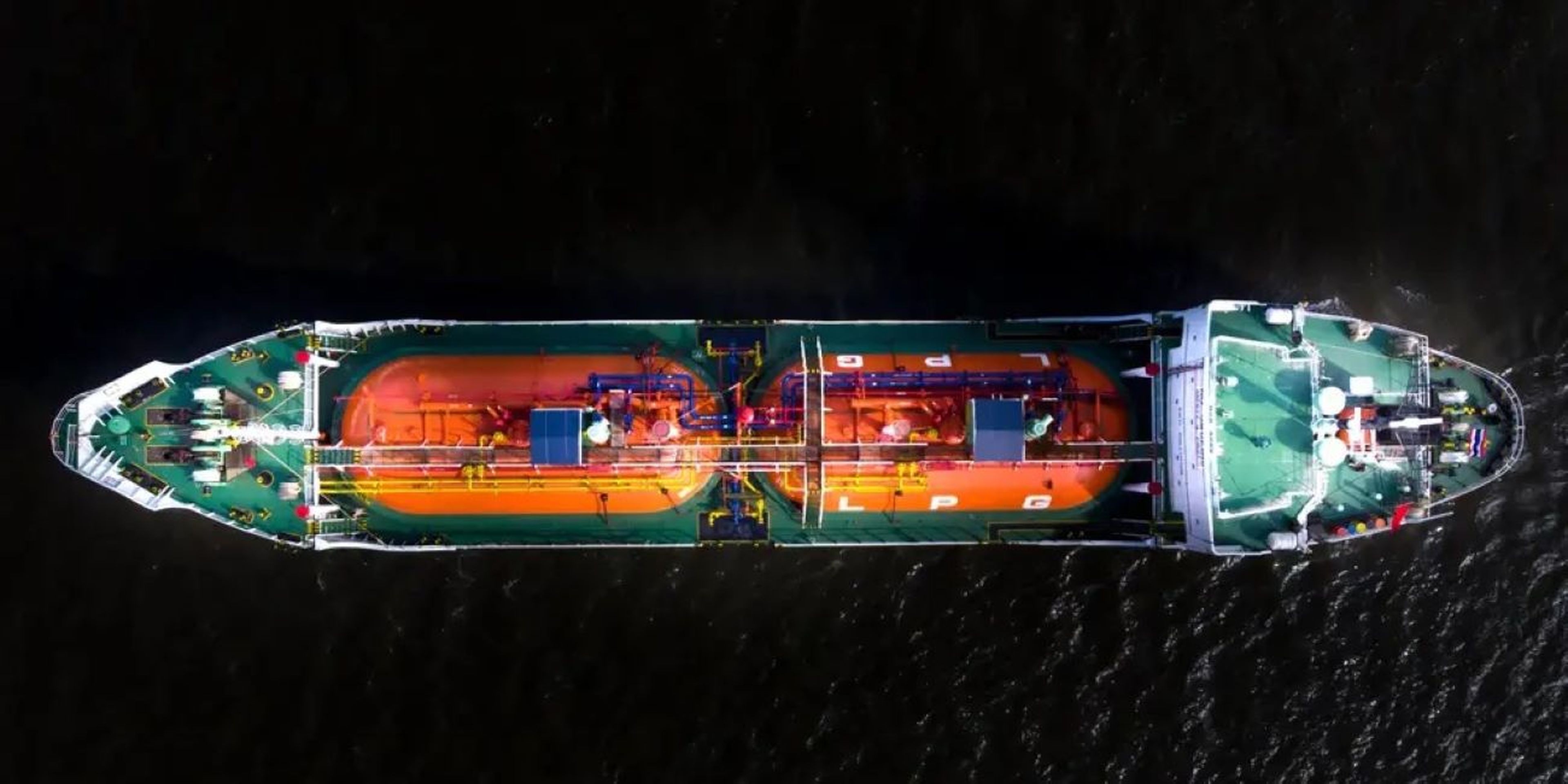 Un barco transporta petróleo