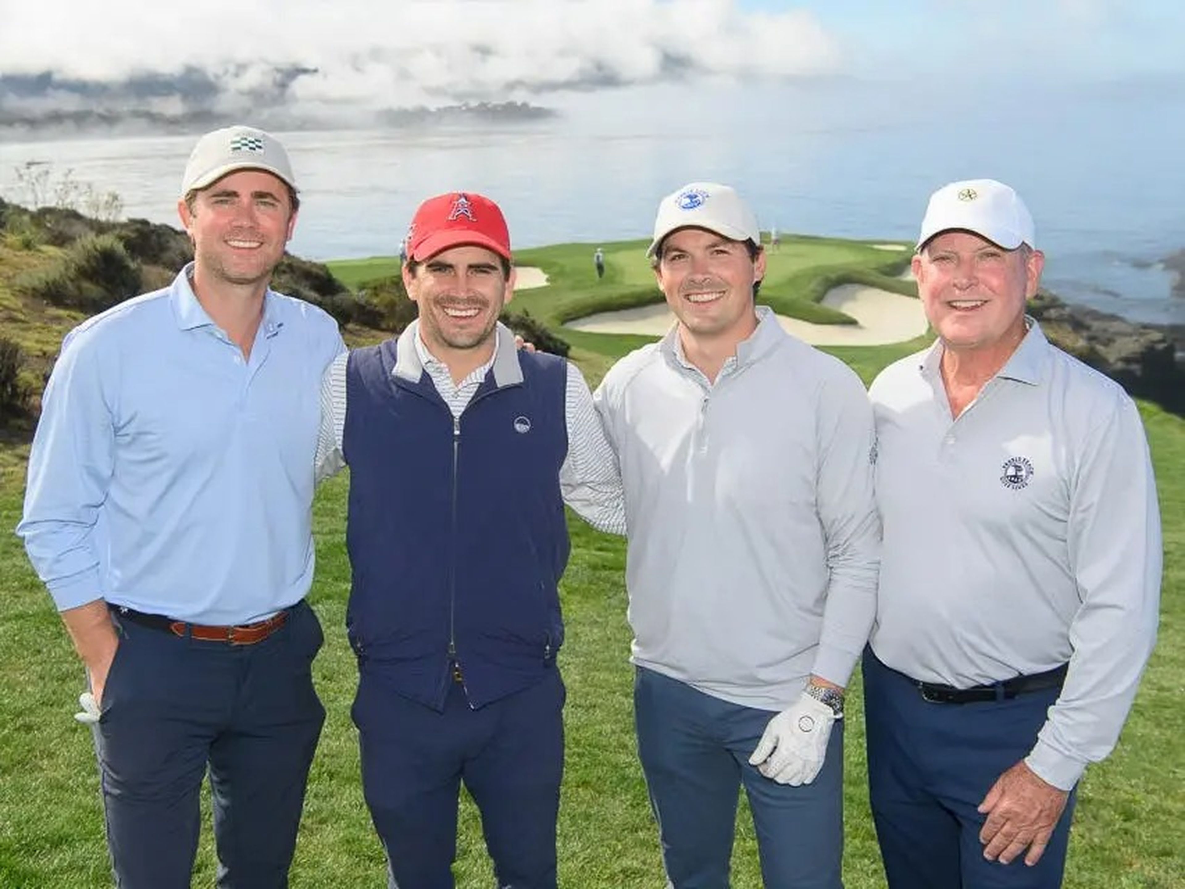 Bill Finnegan (a la derecha), su hijo, su yerno y su sobrino en un campo de golf en Pebble Beach en agosto. Finnegan dijo que viajar con la familia es un deseo cumplido. 