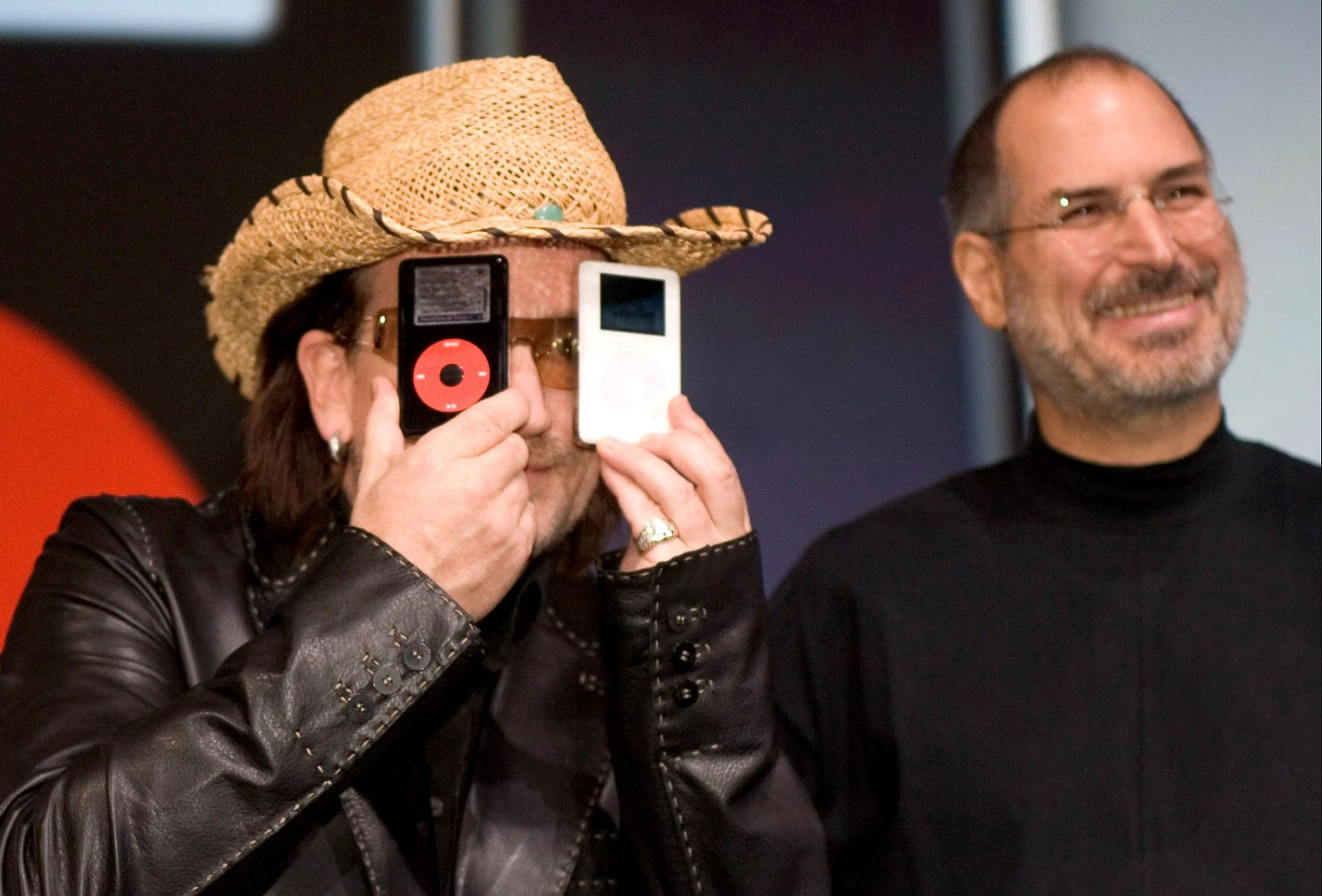 Bono, vocalista de U2, y Steve Jobs, fundador de Apple.
