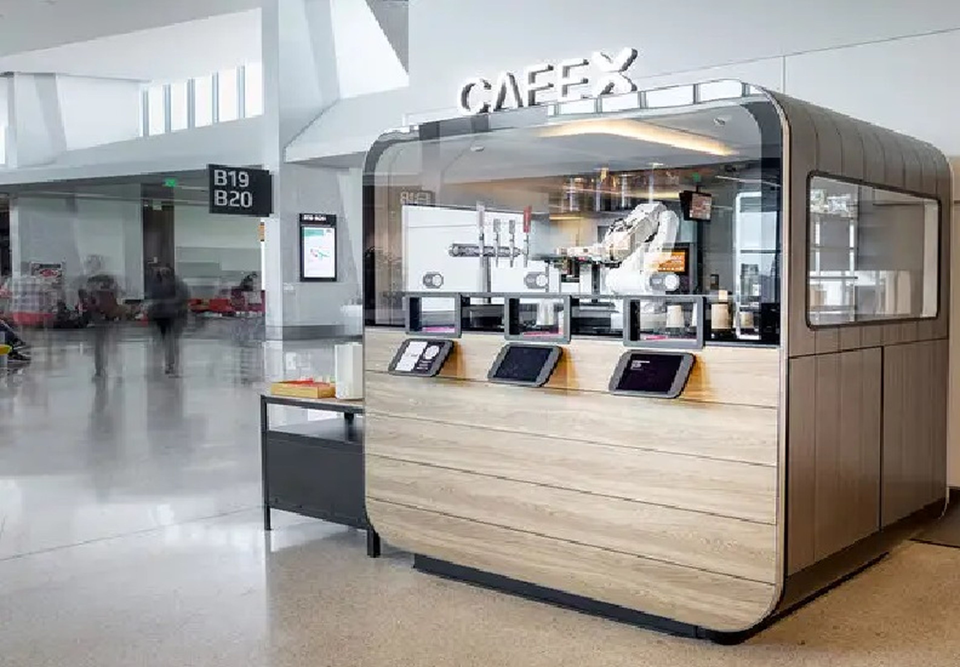 Los baristas robóticos de Cafe X siguieron trabajando cuando los trabajadores del servicio de comidas se pusieron en huelga en el Aeropuerto Internacional de San Francisco el mes pasado. SFO
