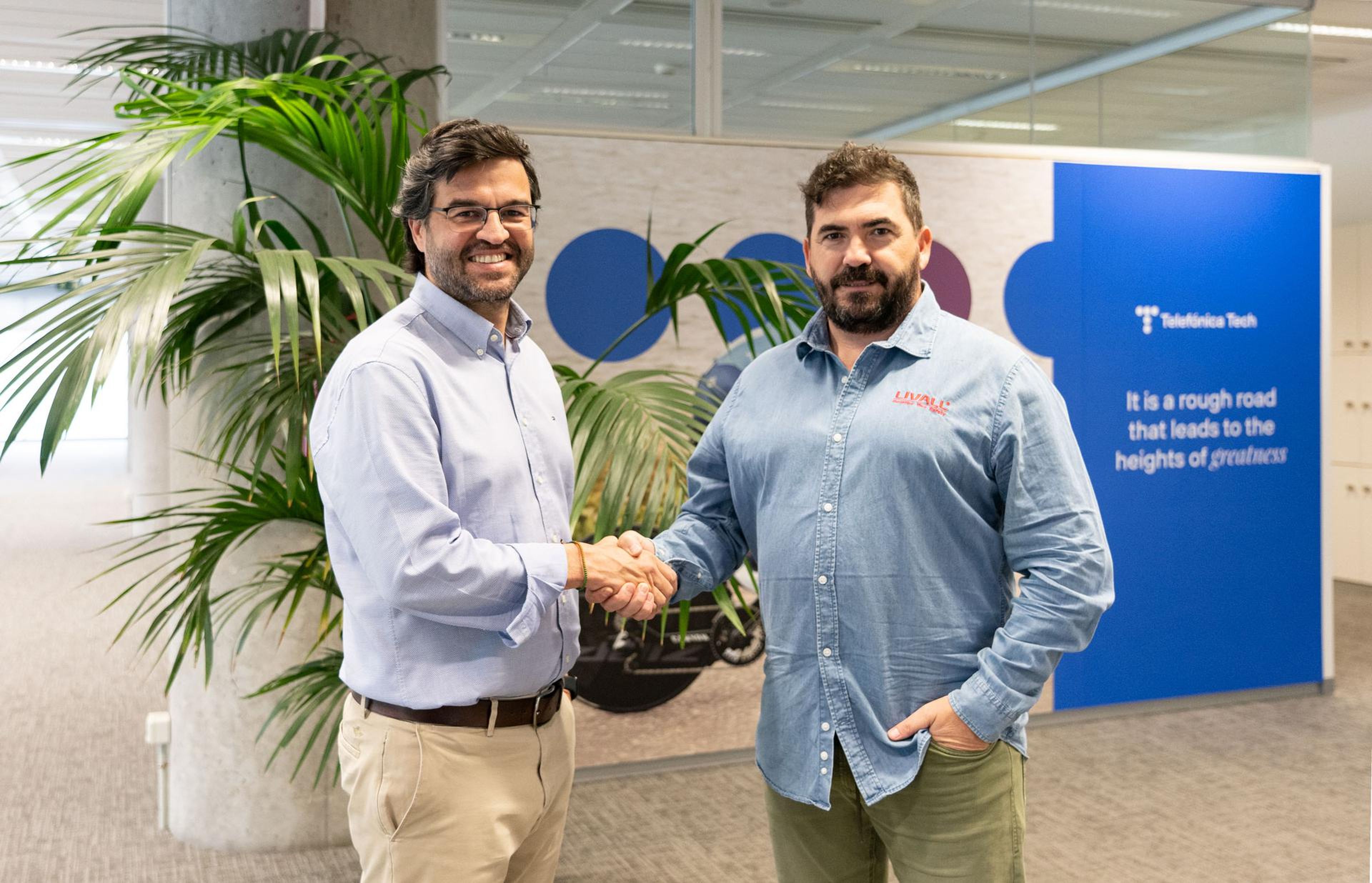El CEO de Telefónica Tech IoT y Big Data, Gonzalo Martín-Villa, junto al CEO de Livall, Manu Marín.