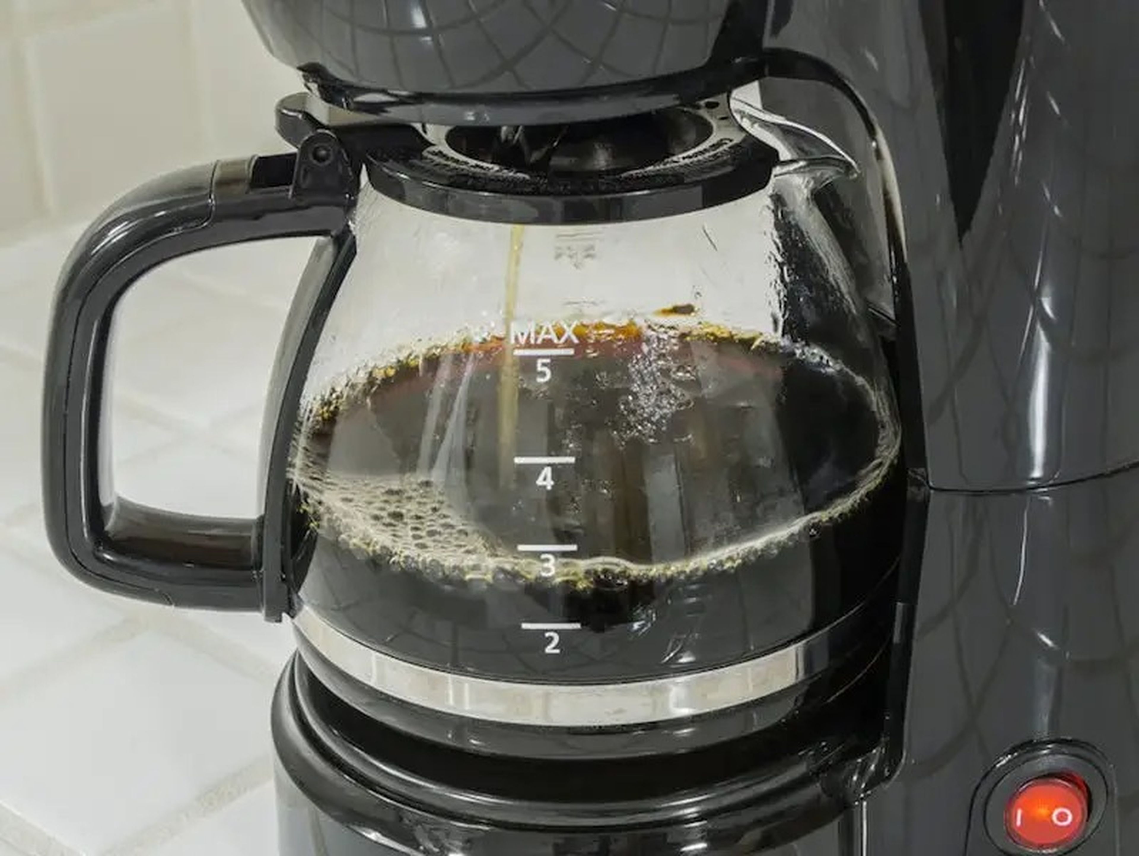 Los posos de café antiguos pueden afectar el sabor de una taza reciente.
