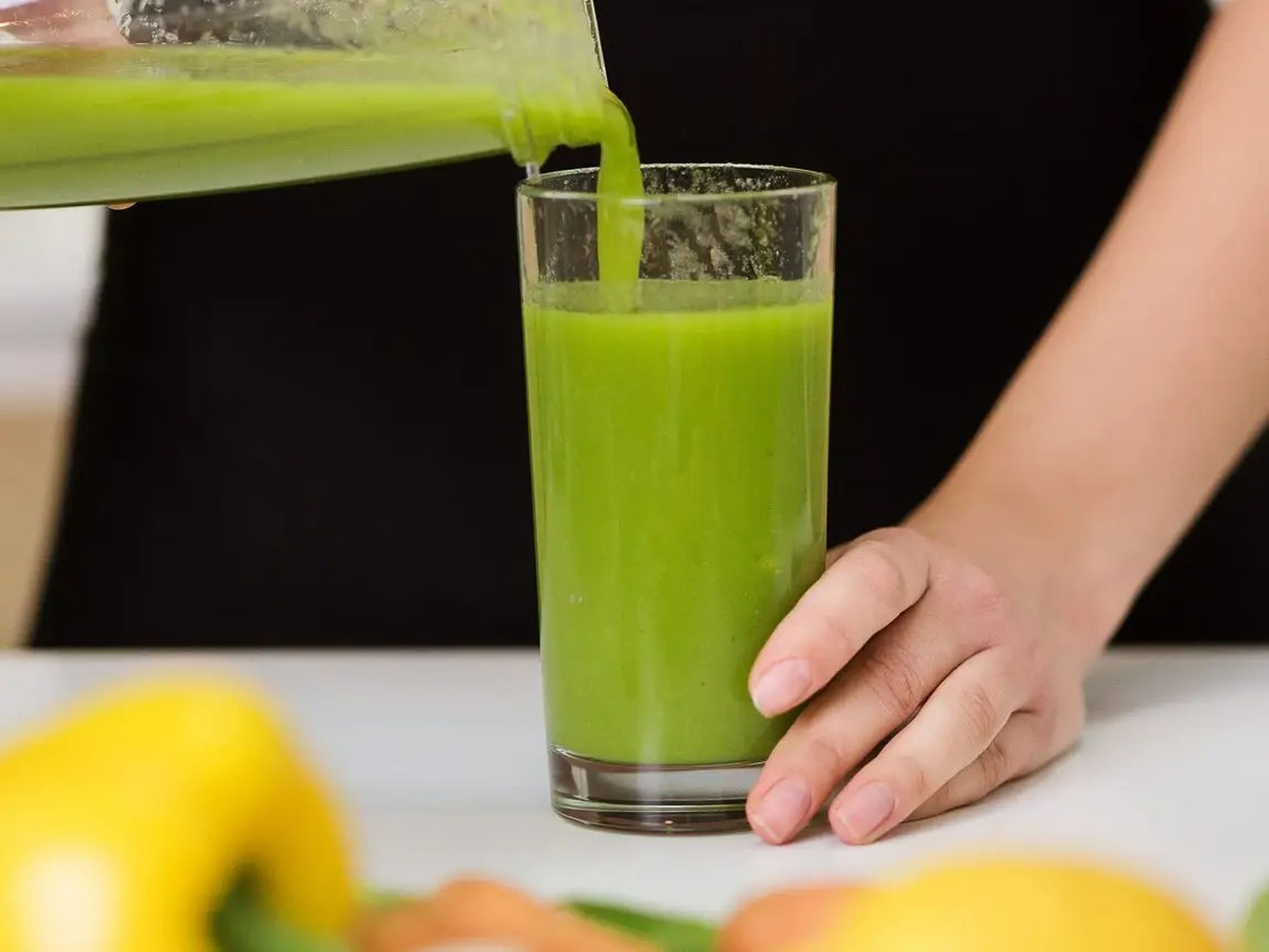 Los zumos detox pueden eliminar partes más saludables de las frutas y verduras y aumentar el azúcar y las calorías.