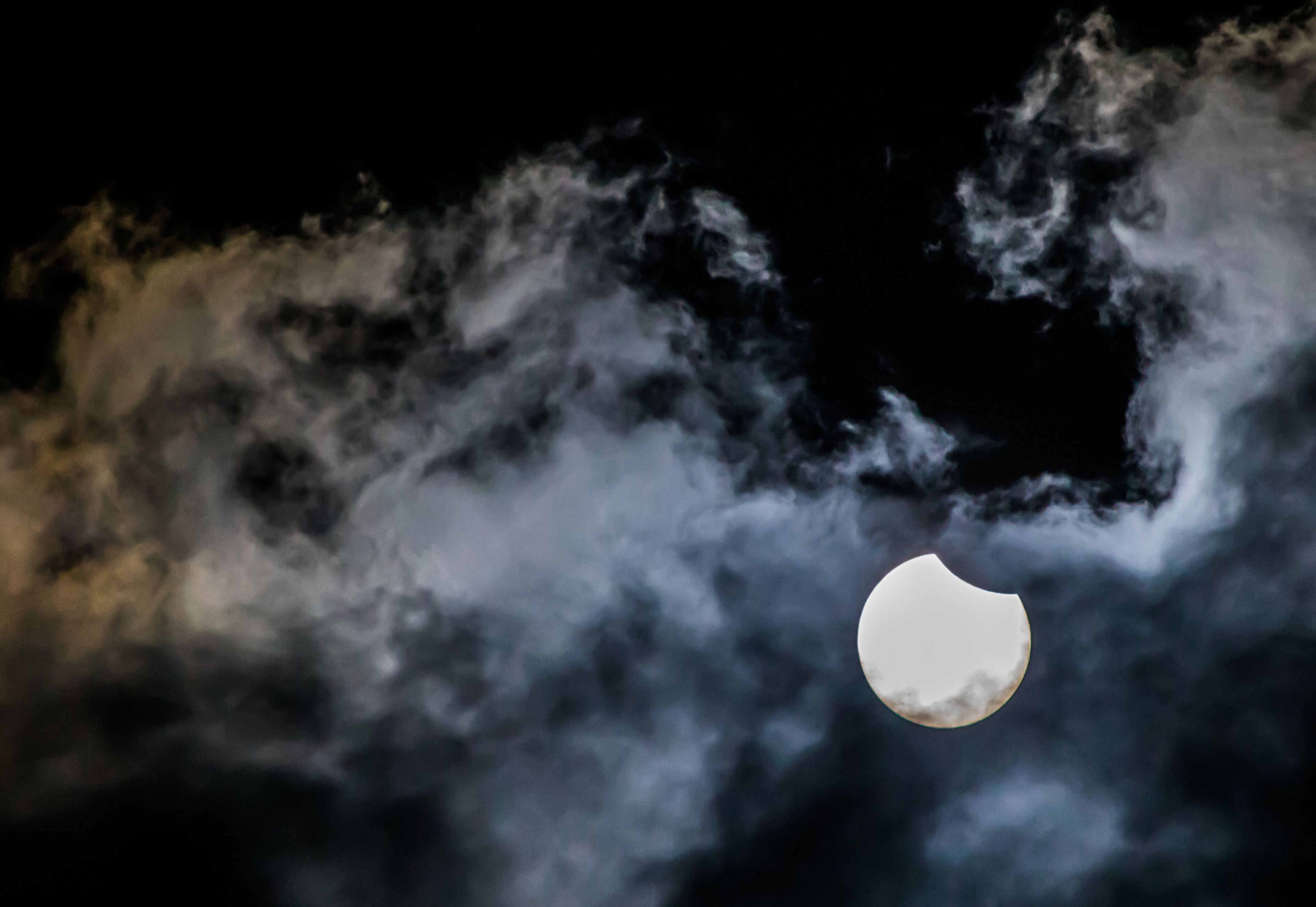 Eclipse solar parcial con nubes
