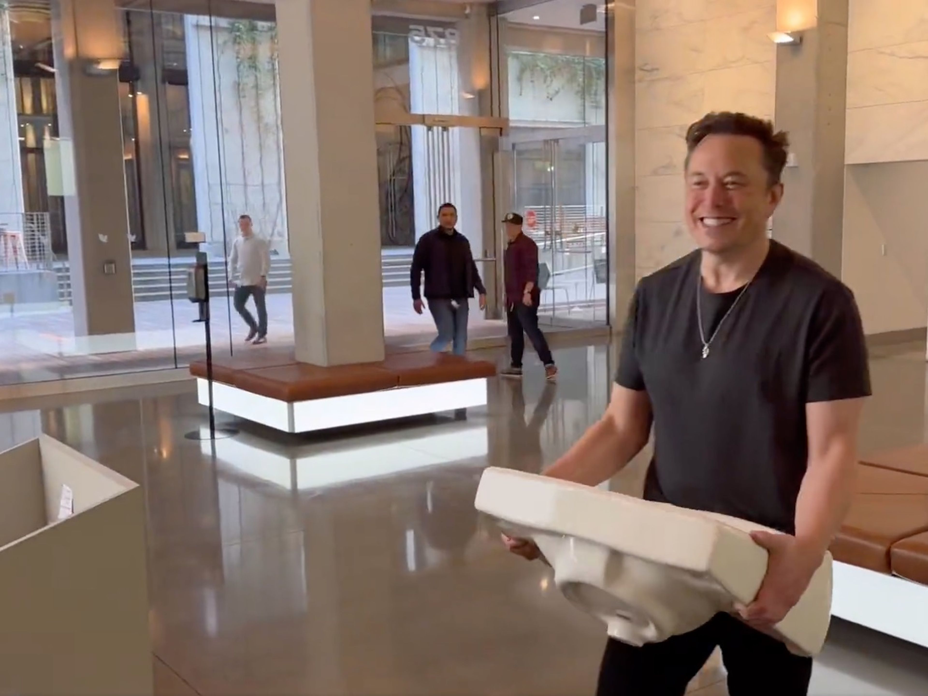 Elon Musk sujetando un fregadero, en un intento por gastar una broma.
