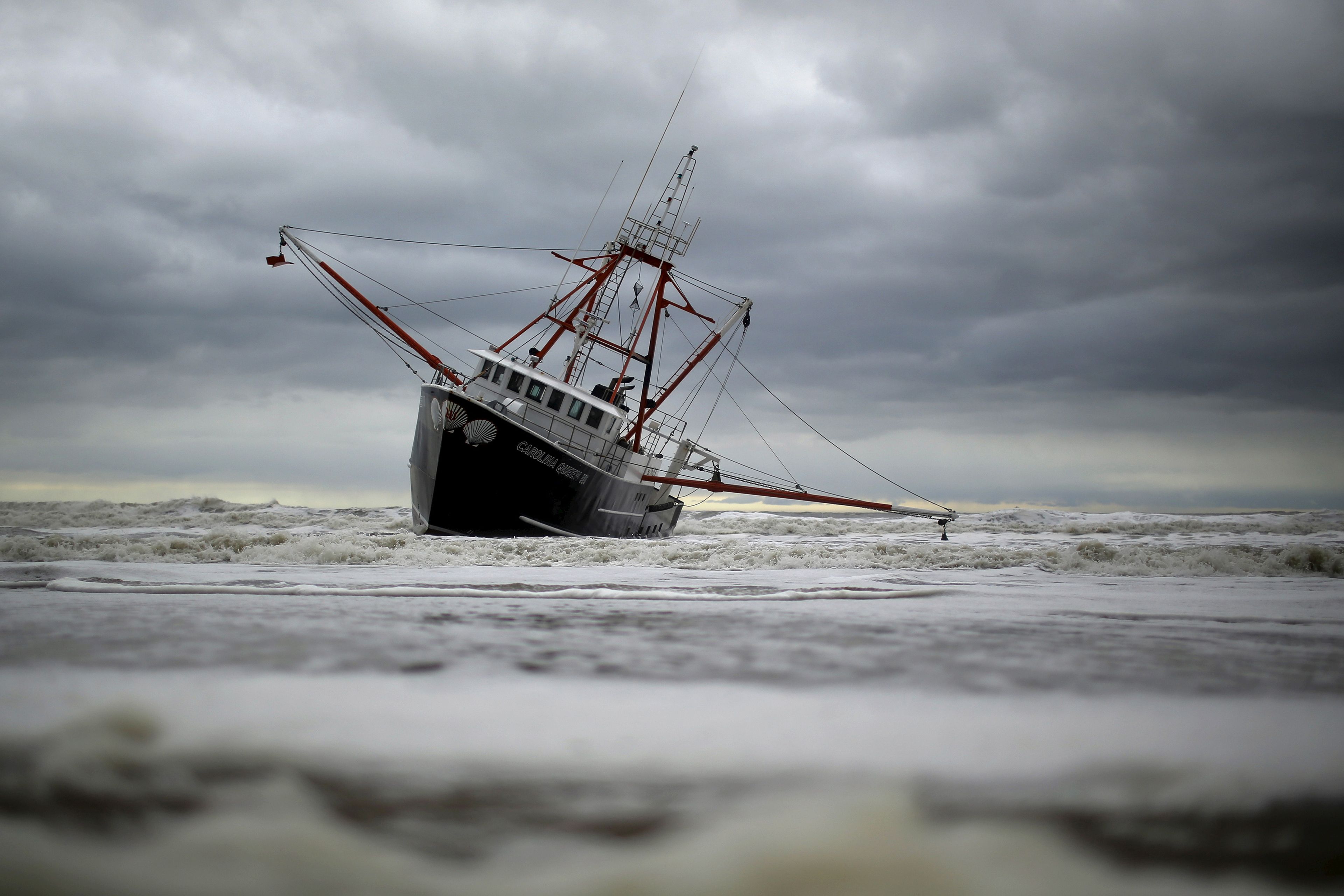 Una embarcación durante una tormenta