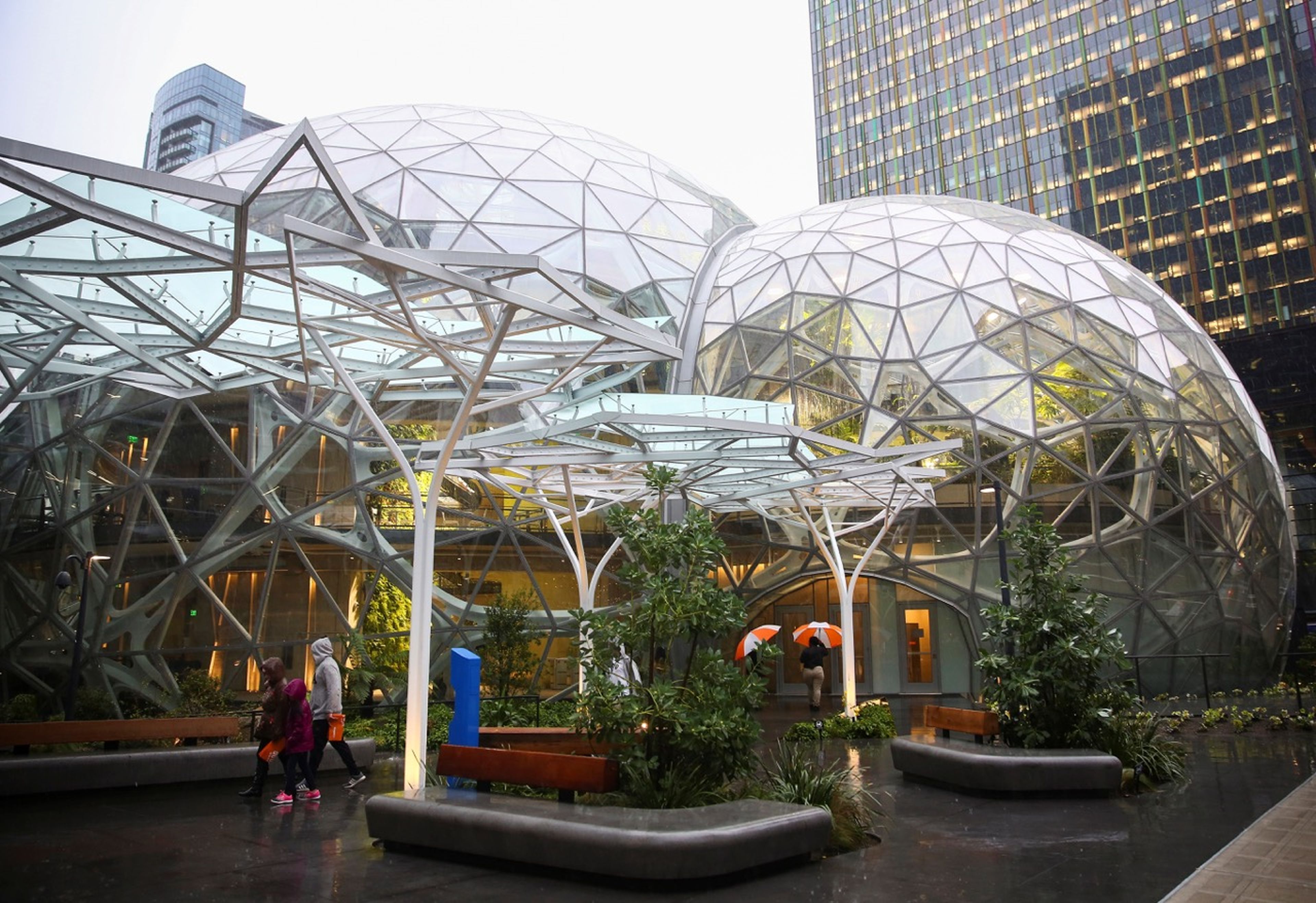 Esferas junto a la entrada a la sede de Amazon en Seattle (EEUU).