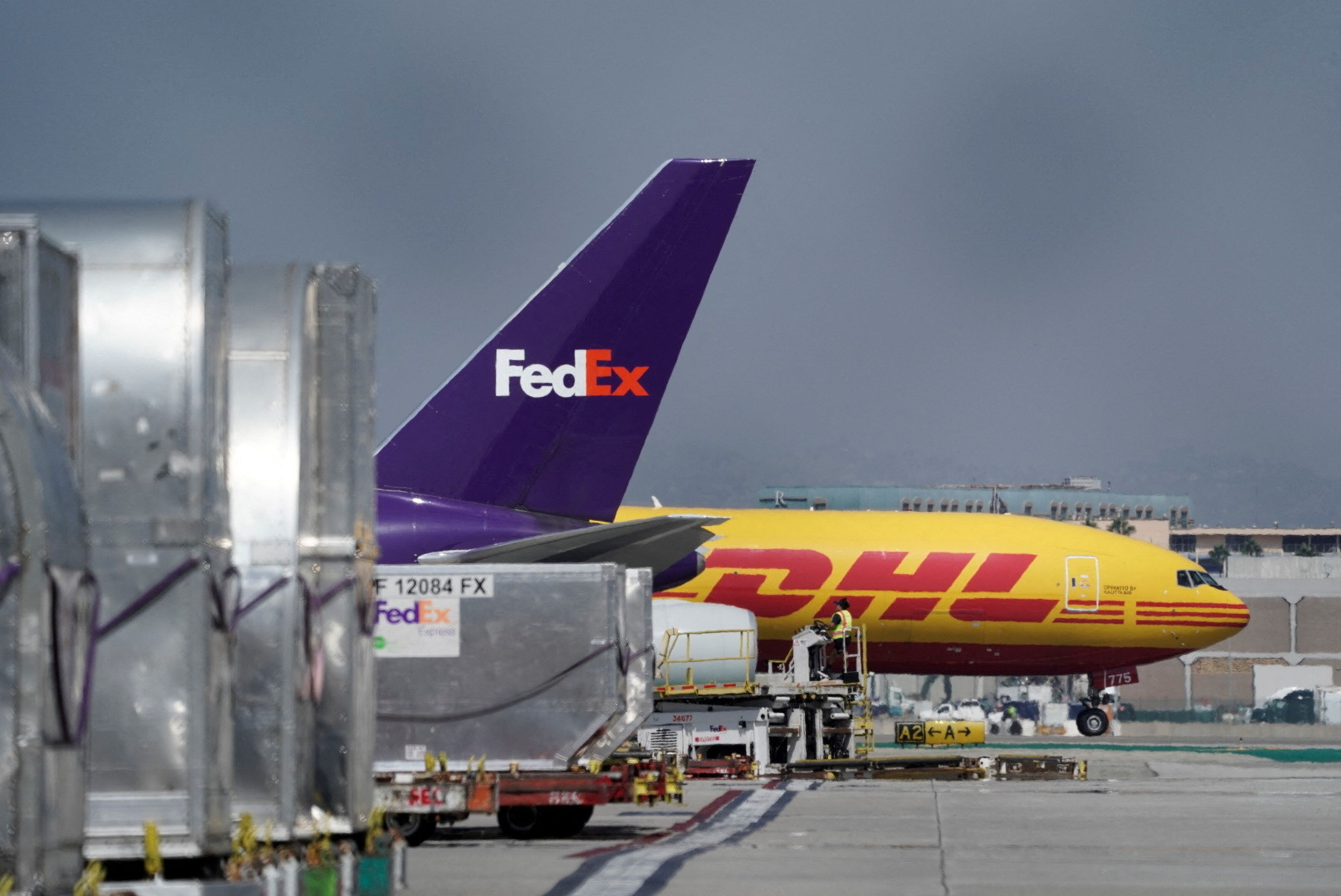 FedEX y DHL suben precios para 2023.