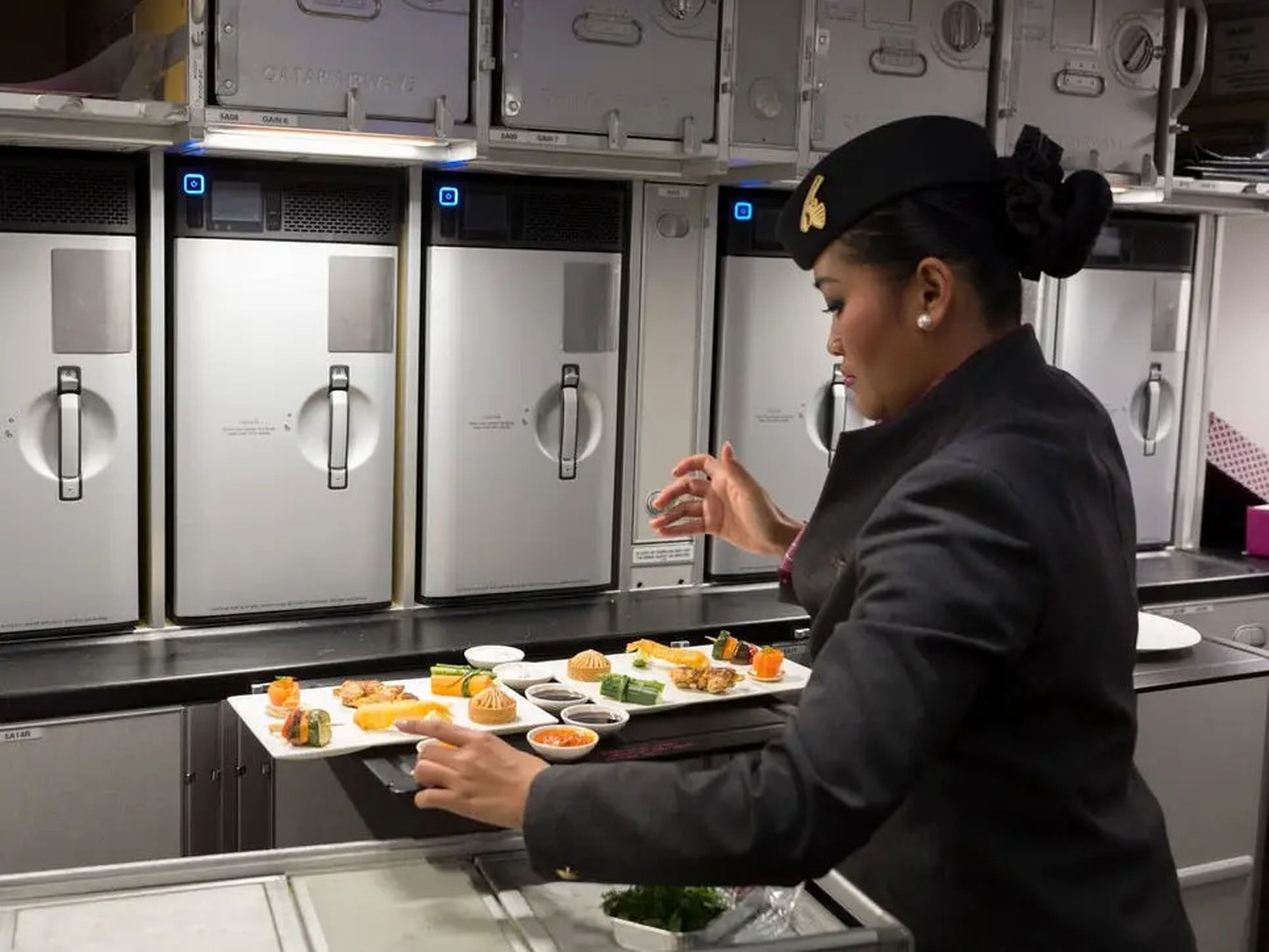 Una auxiliar de vuelo preparando comidas en un A350 en 2018.