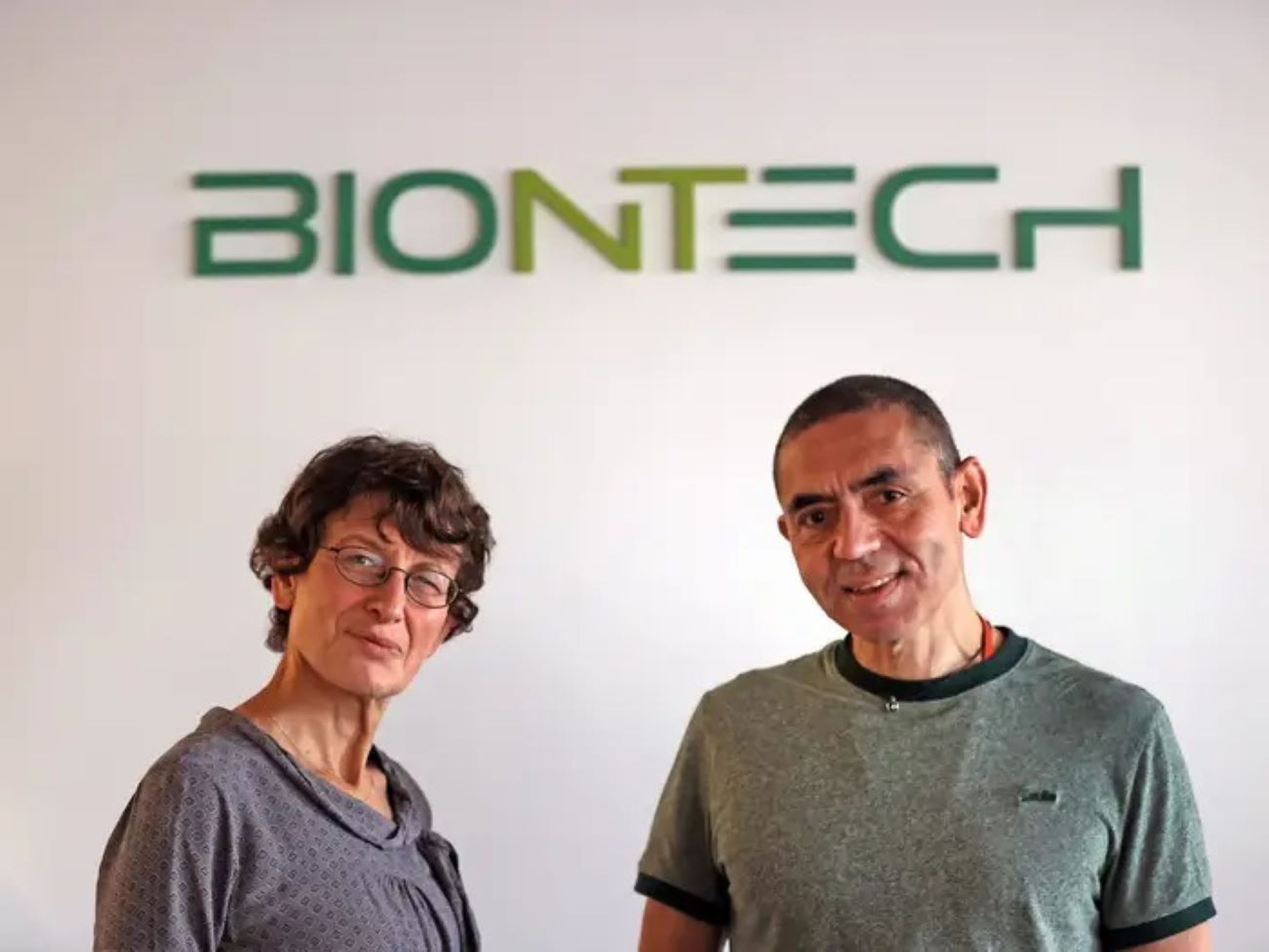 Fundadores de BioNTech, Ozlem Tureci y Ugur Sahin