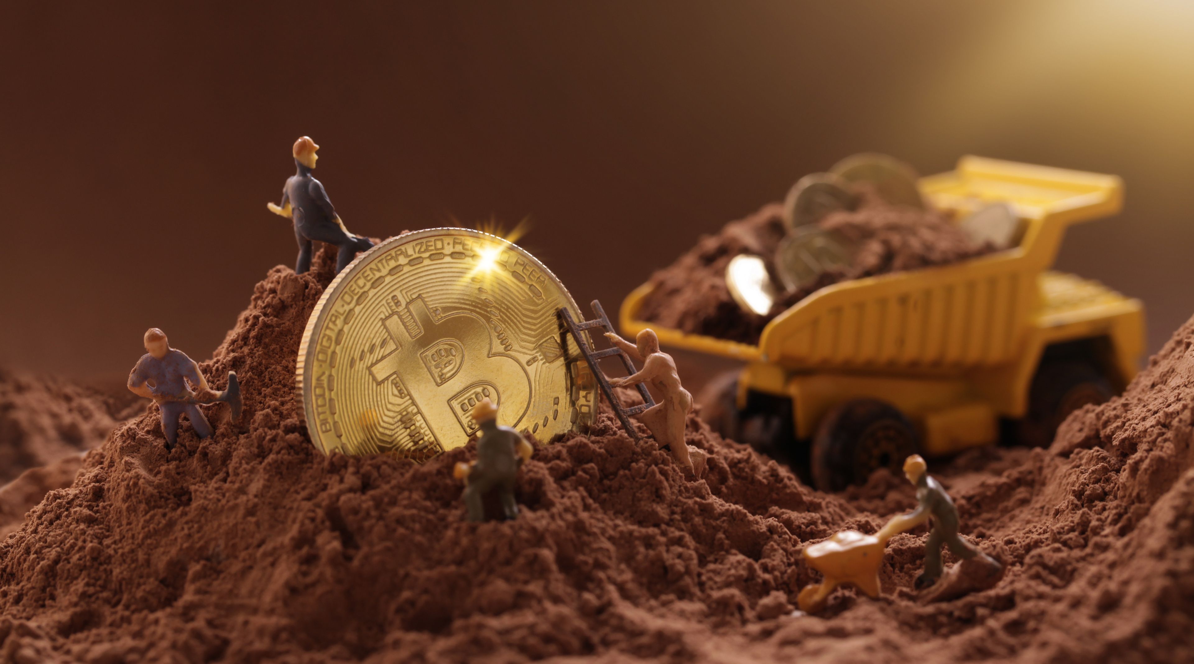 Ilustración con varios muñecos desenterrando una moneda de bitcoin. 