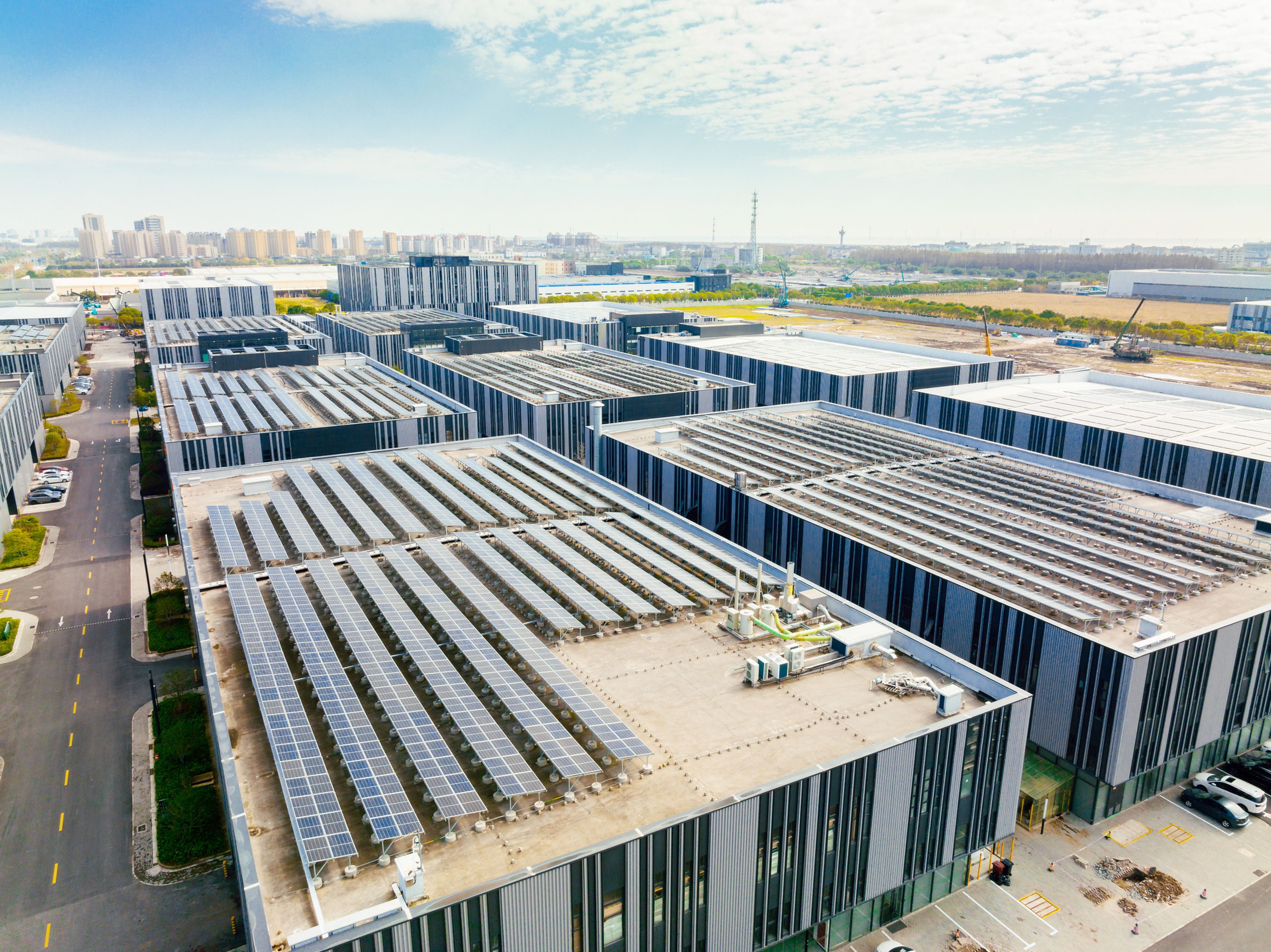 Una instalación de placas solares fotovoltaicas en el techo de una fábrica.