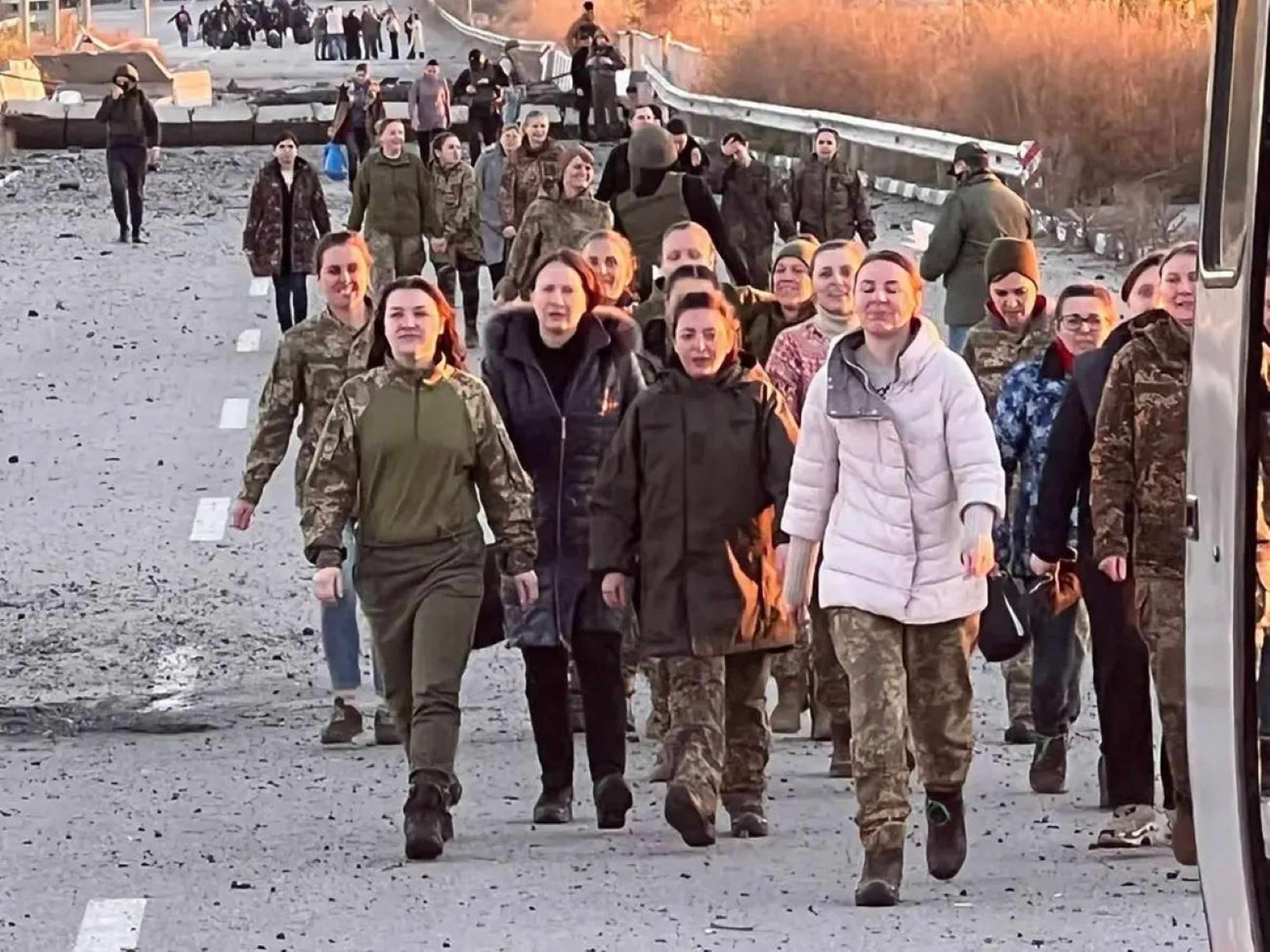 Mujeres caminan hacia sus familiares en el marco del intercambio de prisioneros con Rusia, el 17 de octubre de 2022 en Ucrania.