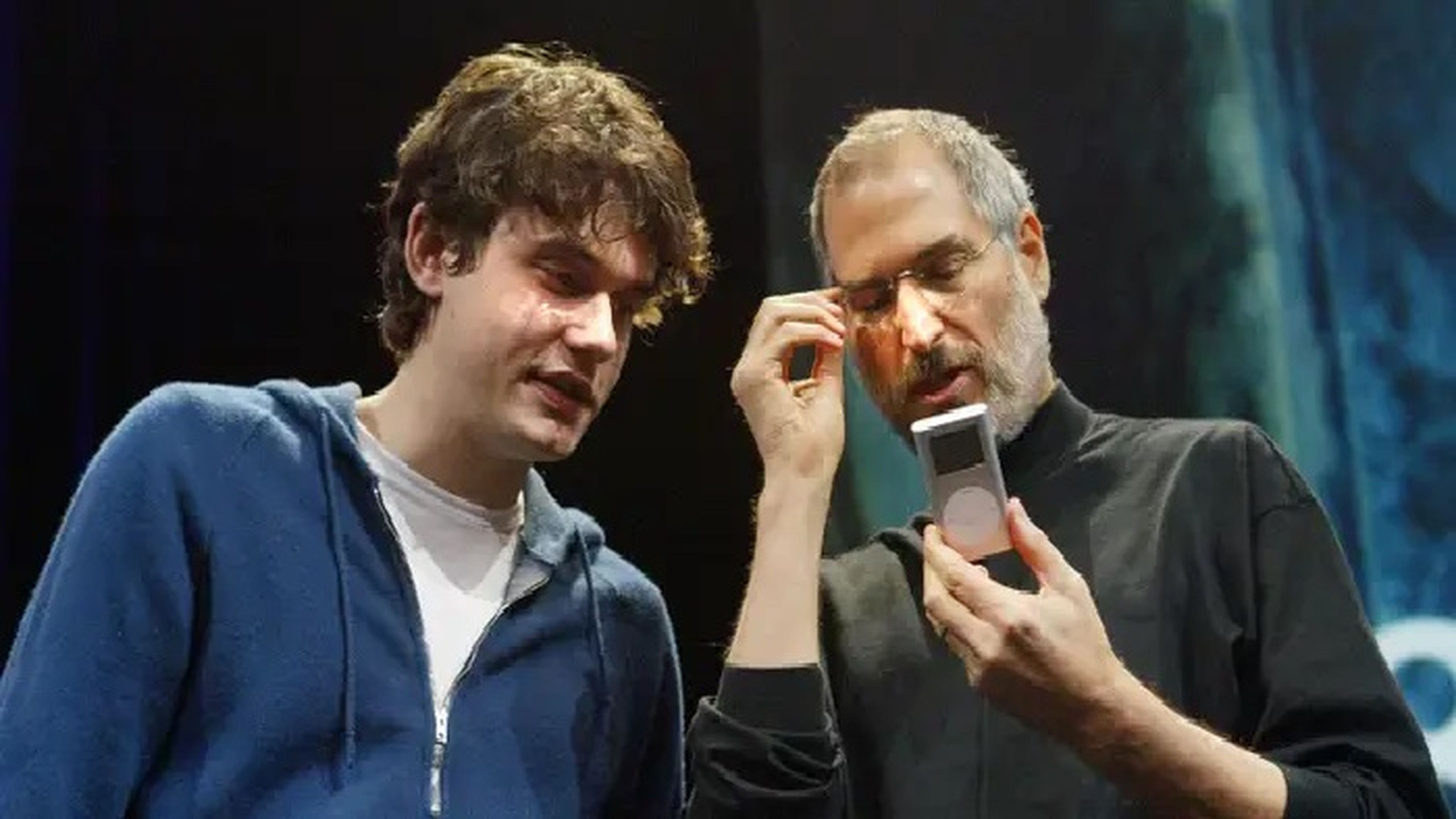 John Mayer y Steve Jobs en el escenario en 2004, presentando GarageBand.