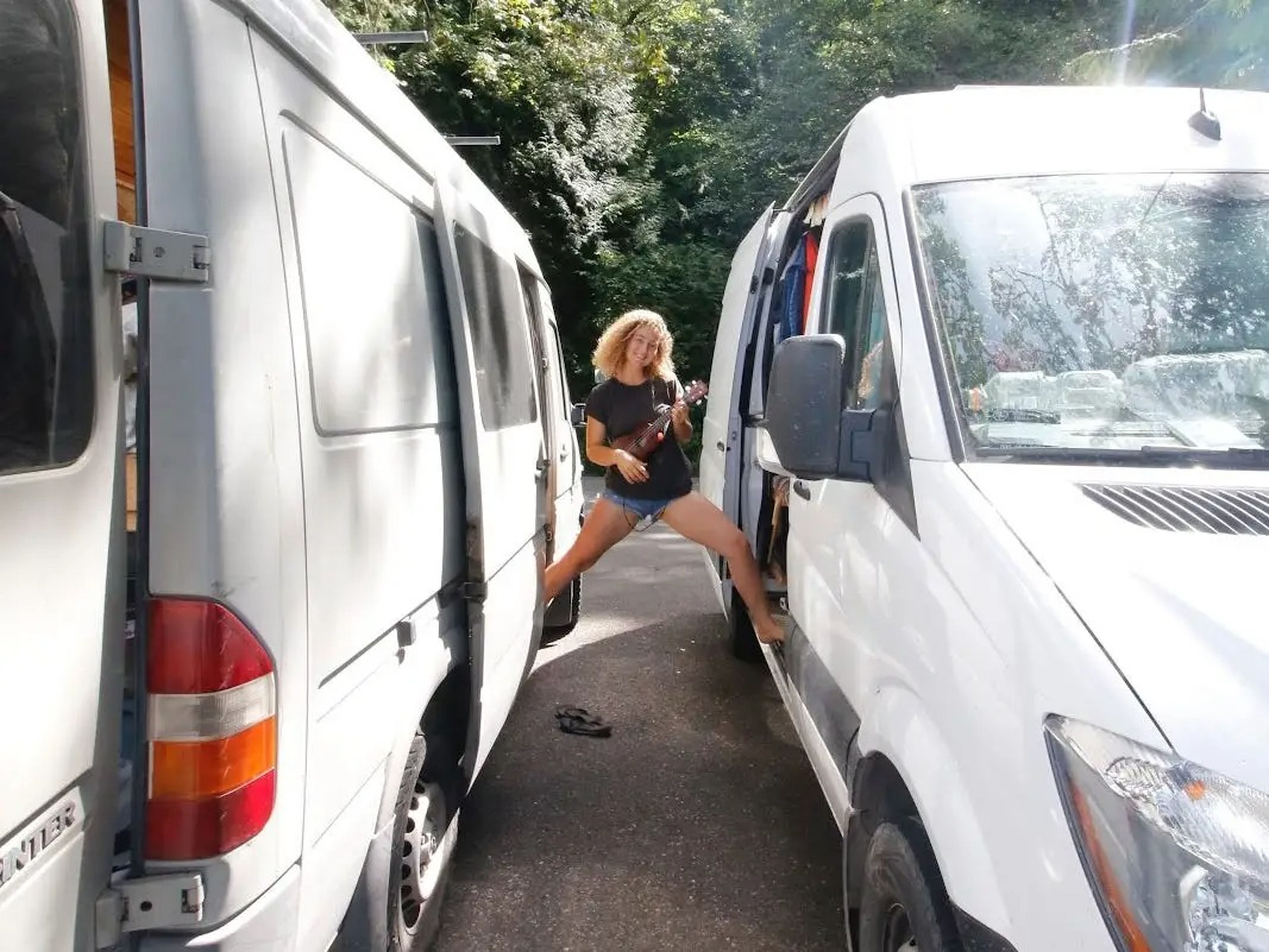 kaya lindsay standing between two vans