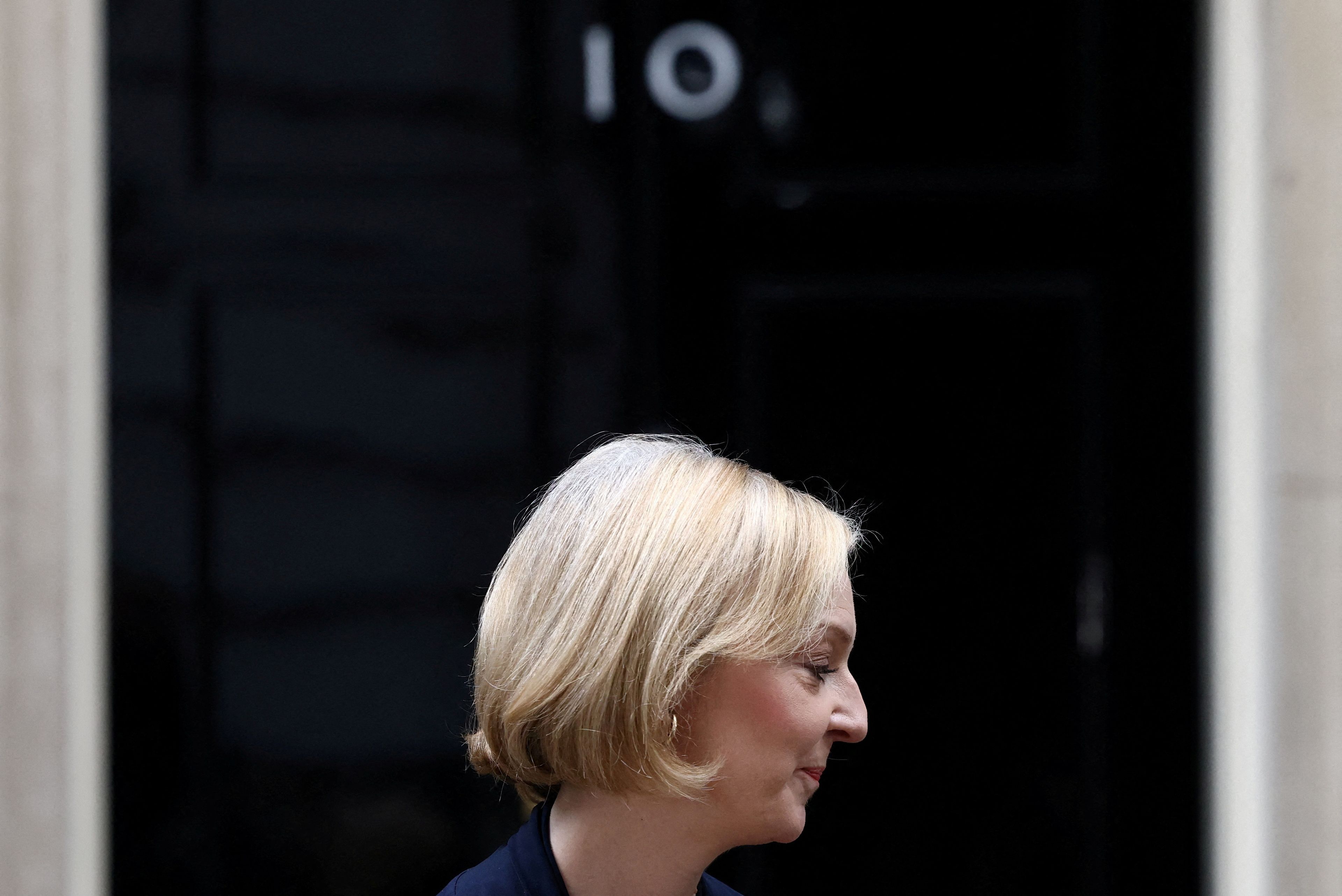Lizz Truss anuncia su renuncia como primera ministra del Reino Unido.