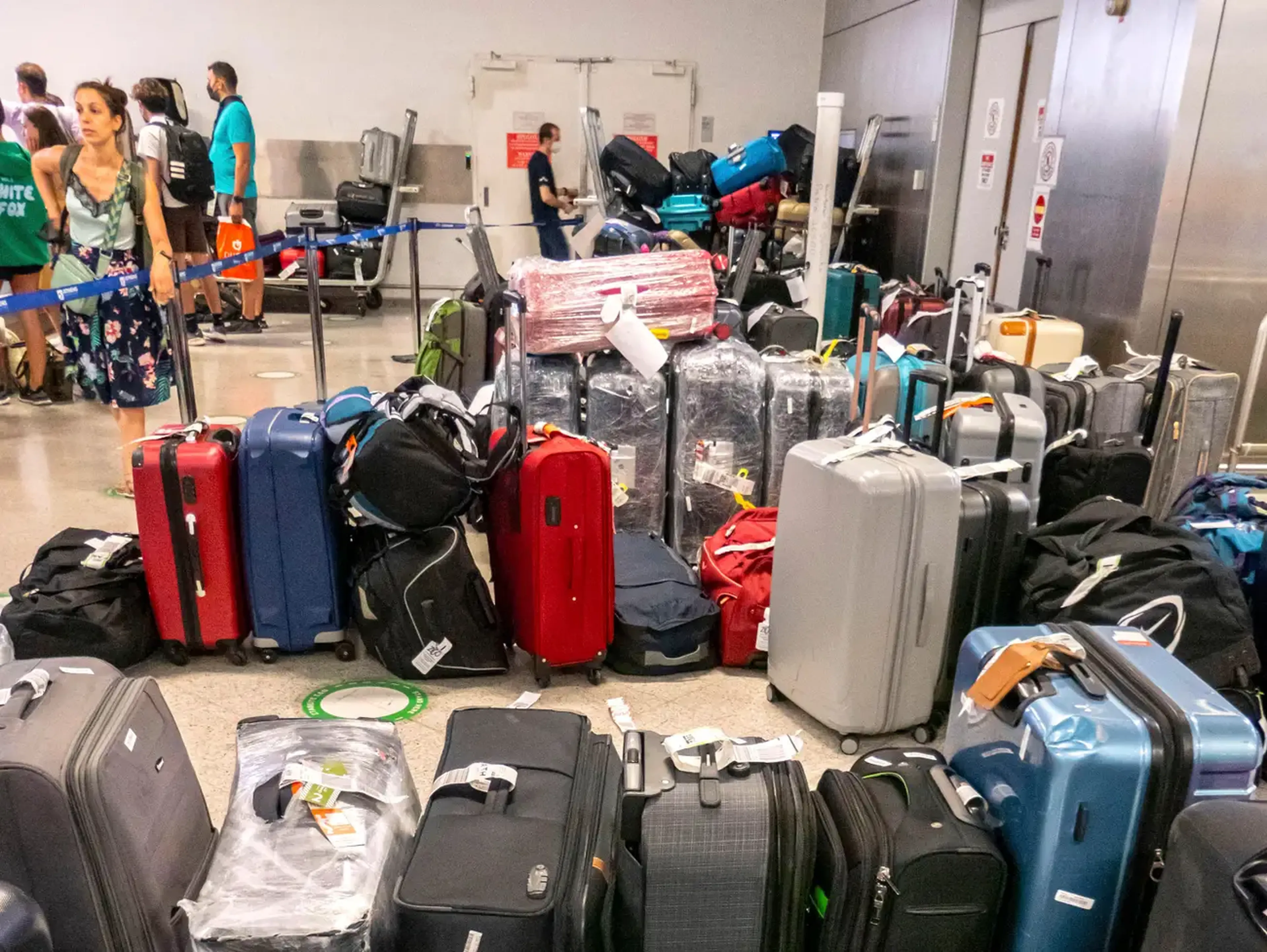 Muchas maletas y bolsos están alineados en la calle.