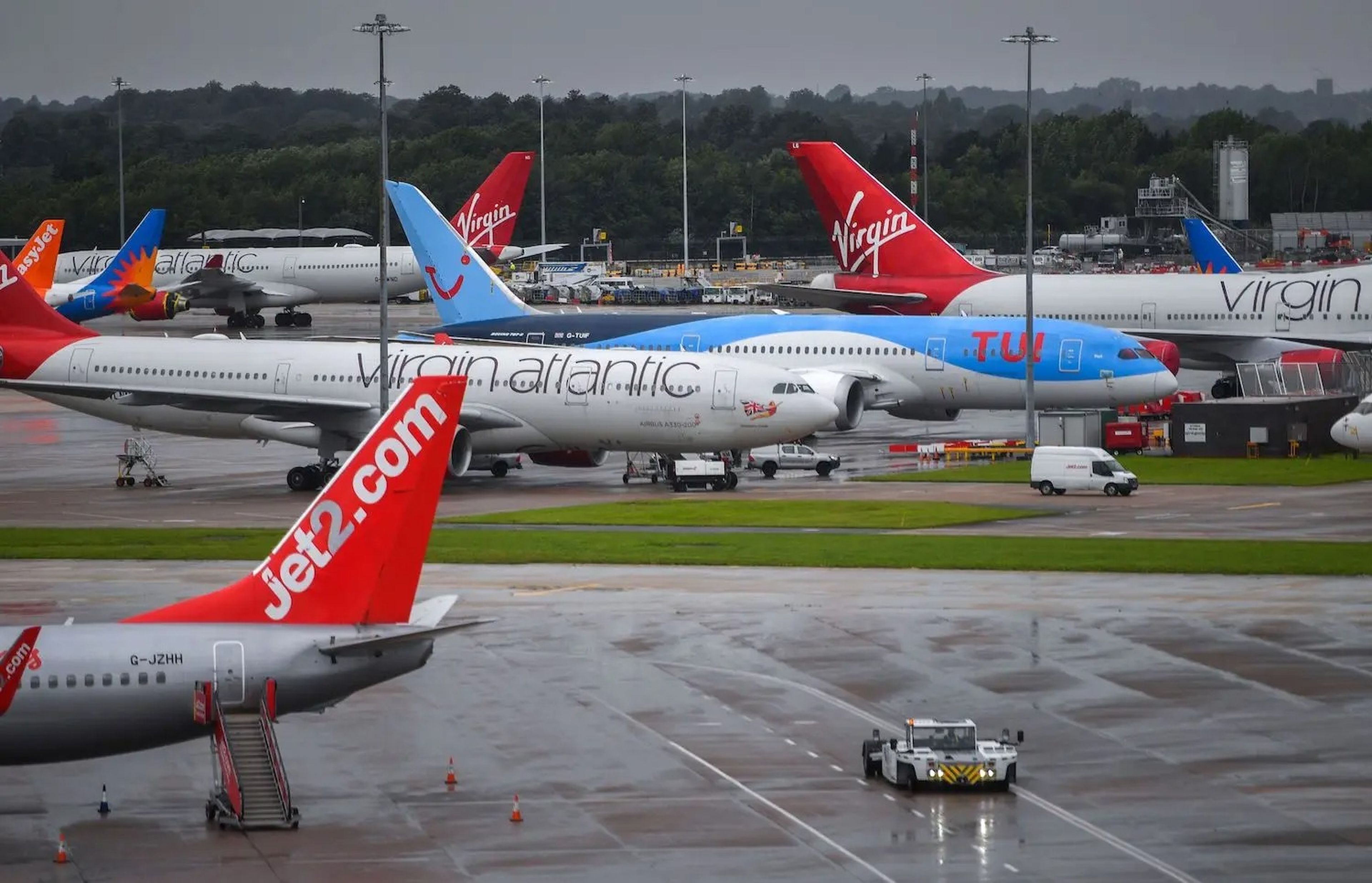 Aviones operados por TUI, Virgin Atlantic, Easyjet y Jet2, fotografiados en el aeropuerto de Manchester.