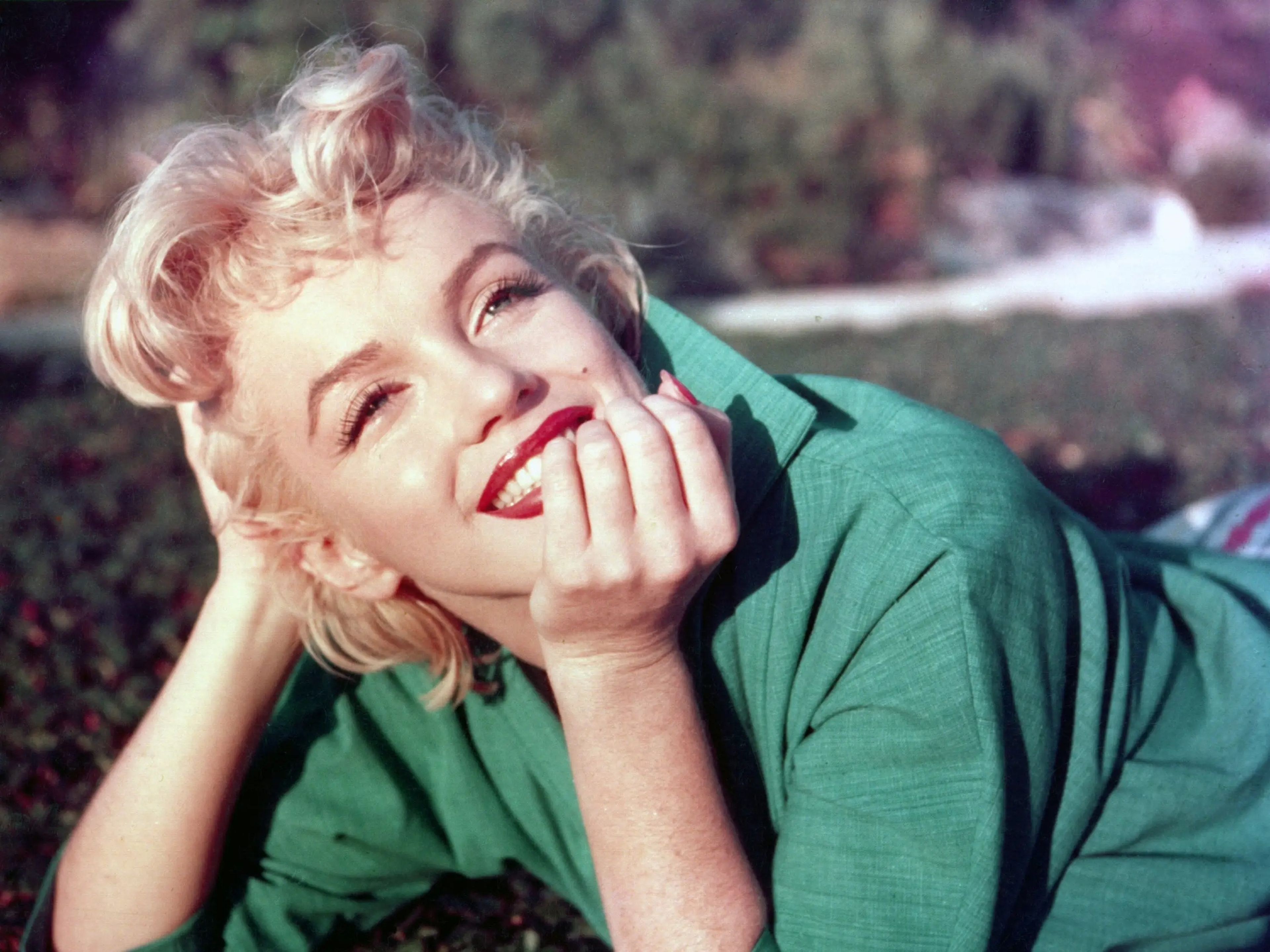 La actriz Marilyn Monroe posa tumbada en el suelo en 1954 en Palm Springs, California.
