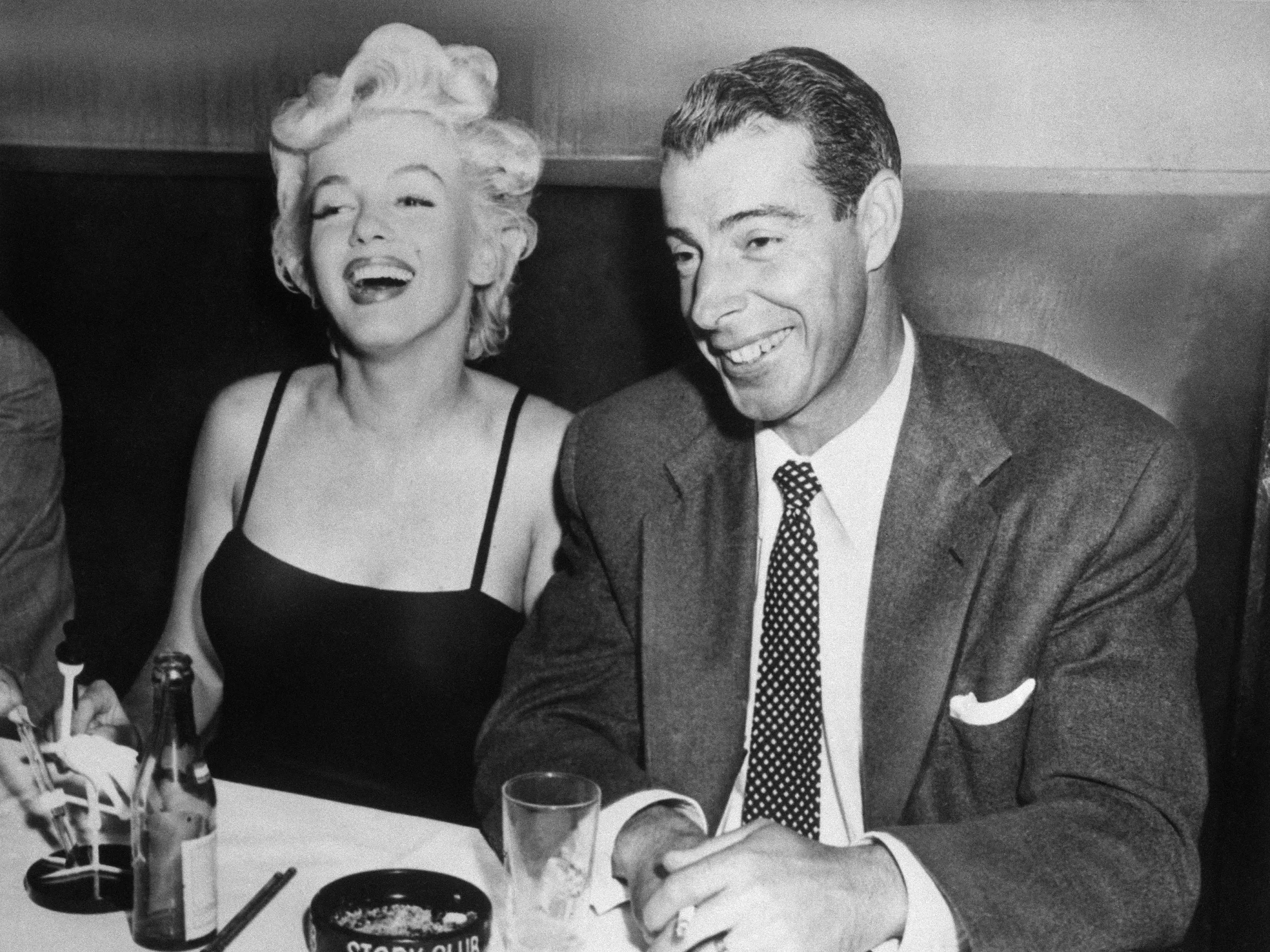 La actriz Marilyn Monroe, a la izquierda, ríe con su marido, el exjugador de béisbol de los Yankees de Nueva York, Joe DiMaggio, el 20 de septiembre de 1954.