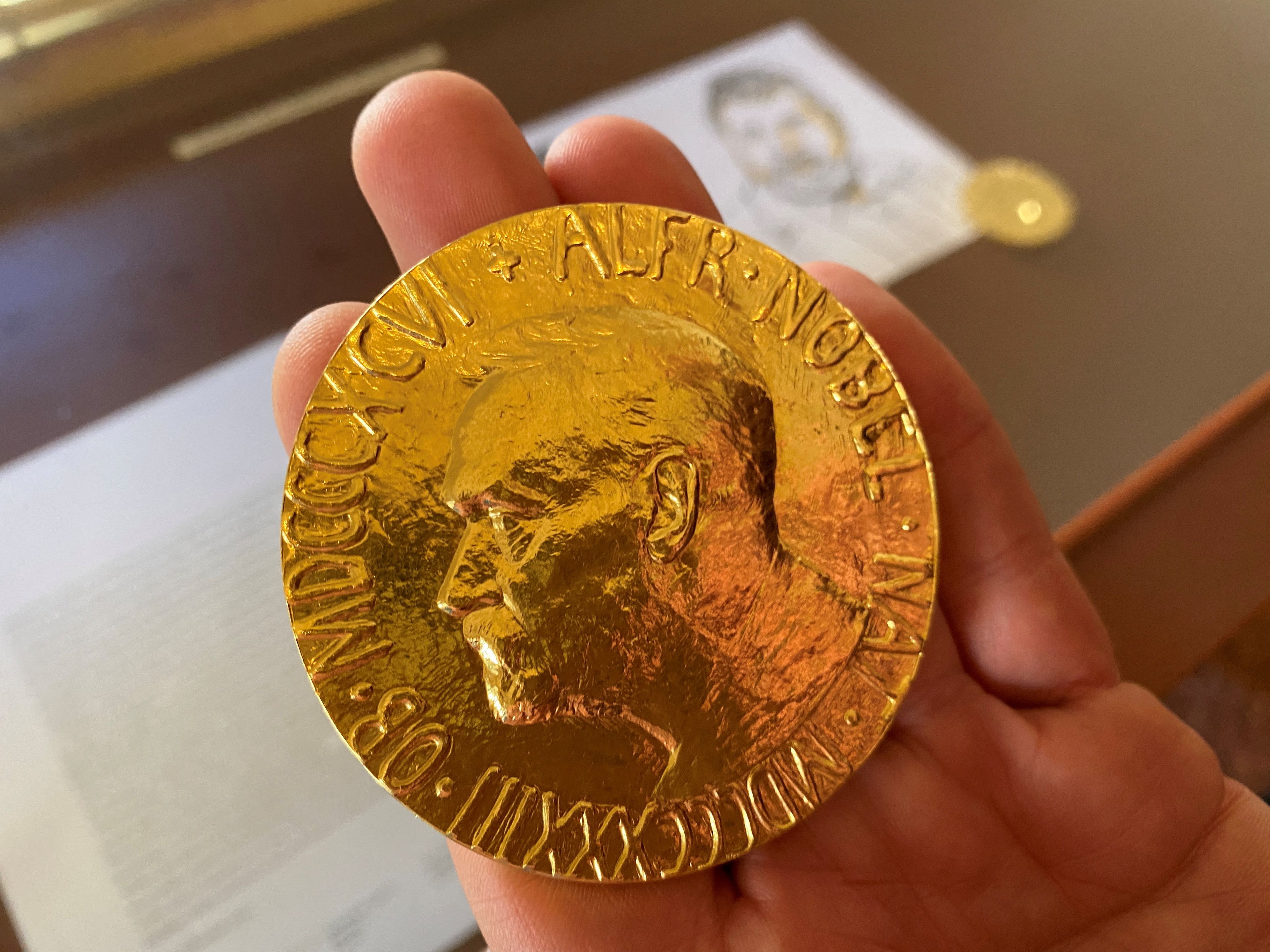 La réplica de la medalla del Premio Nobel expuesta en el Instituto Nobel de Noruega en Oslo.
