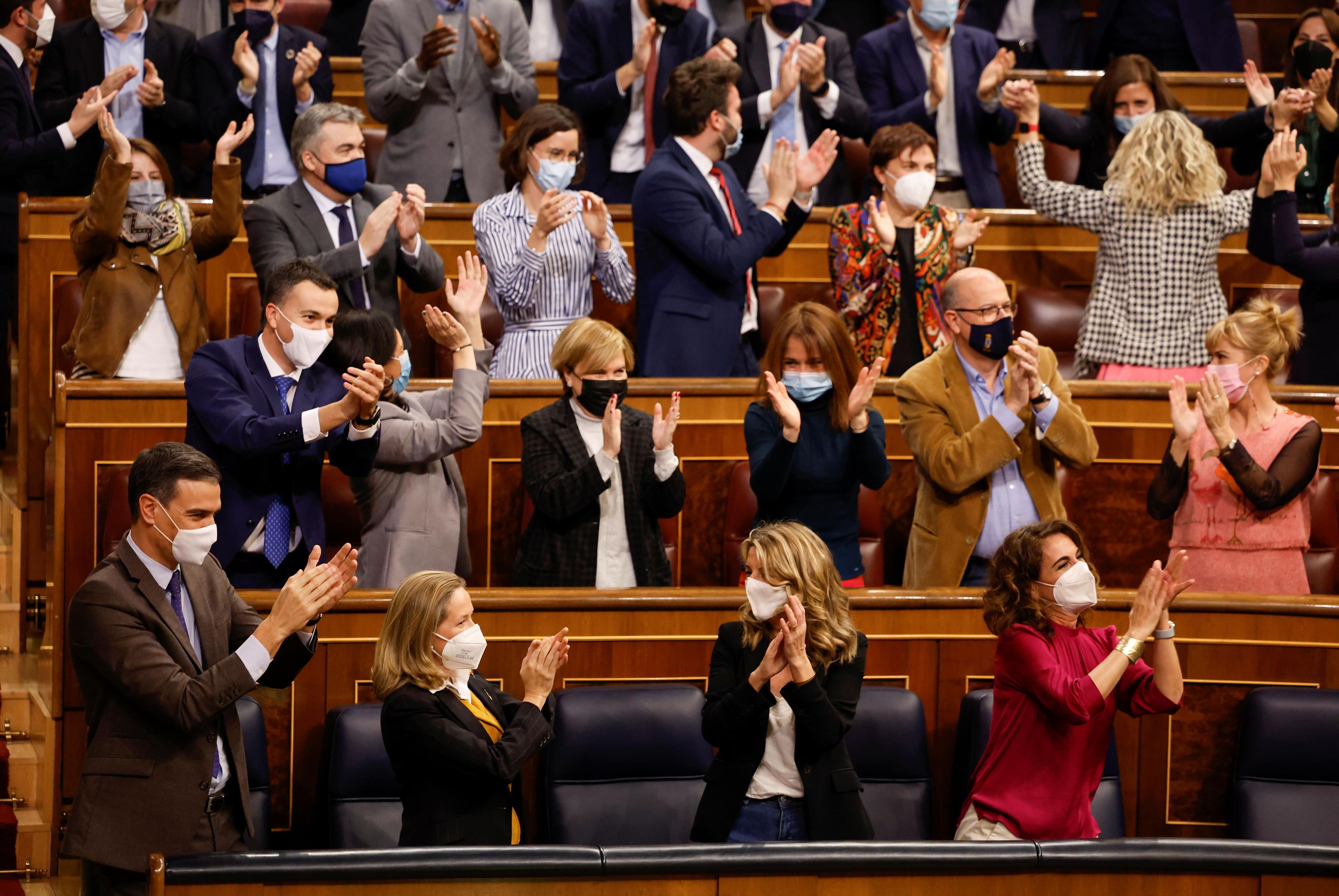 Miembros del Gobierno aplauden en el Congreso