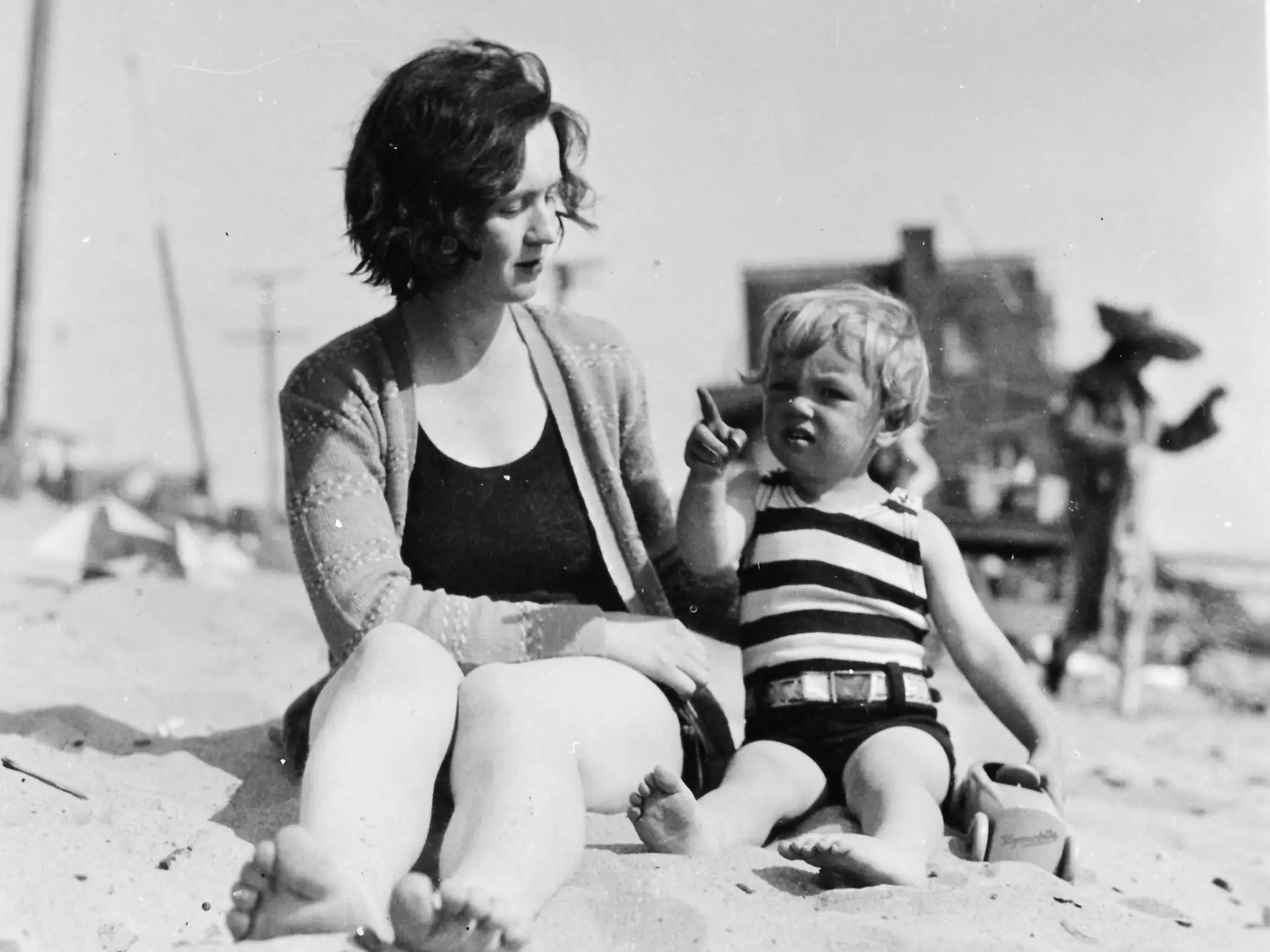 Norma Jeane Baker, nombre real de Marilyn Monroe, en la playa cuando era niña junto a su madre Gladys Baker, alrededor de 1929.