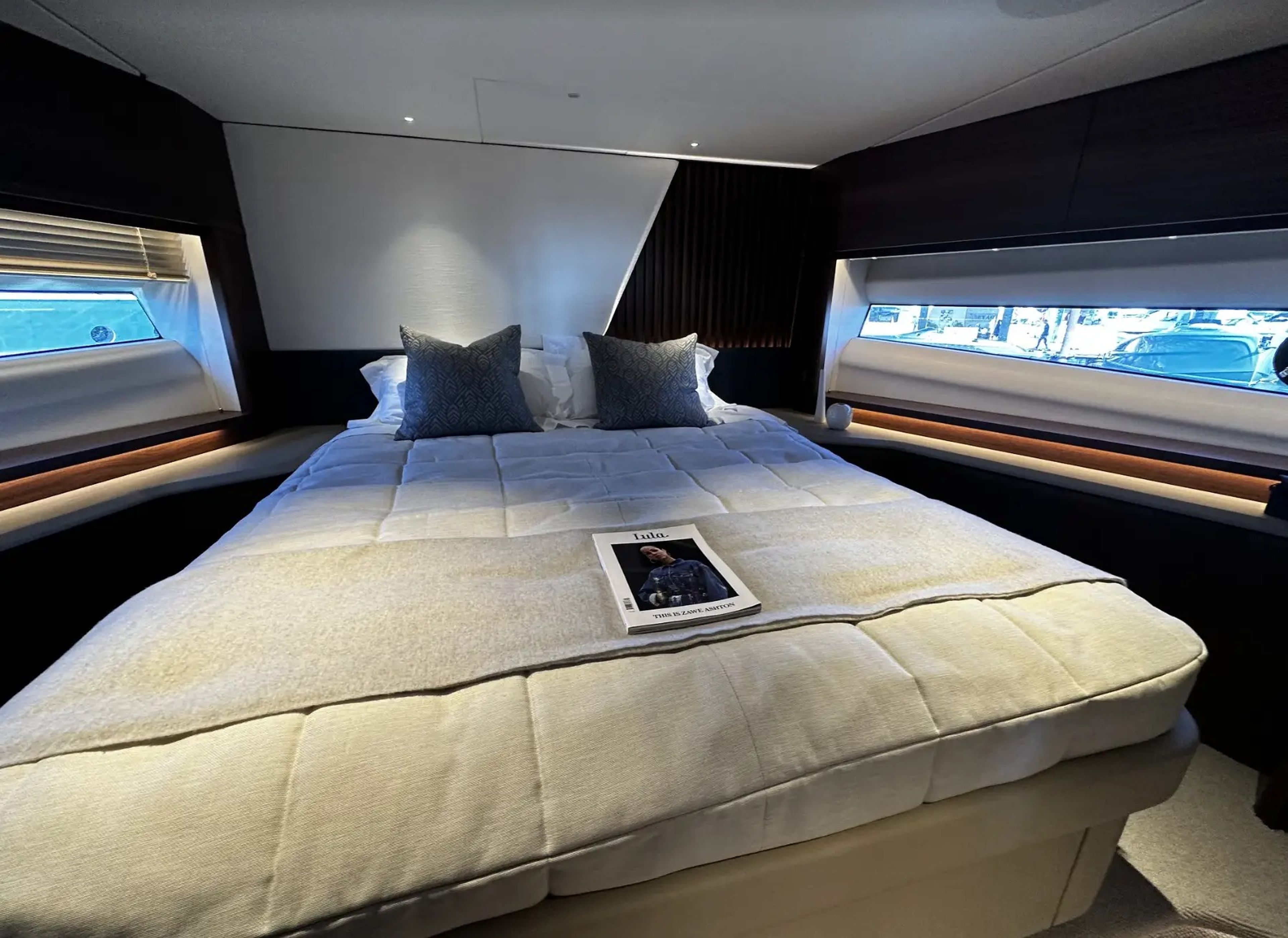 El otro dormitorio con cama doble, que cuenta con un colchón de tamaño king.
