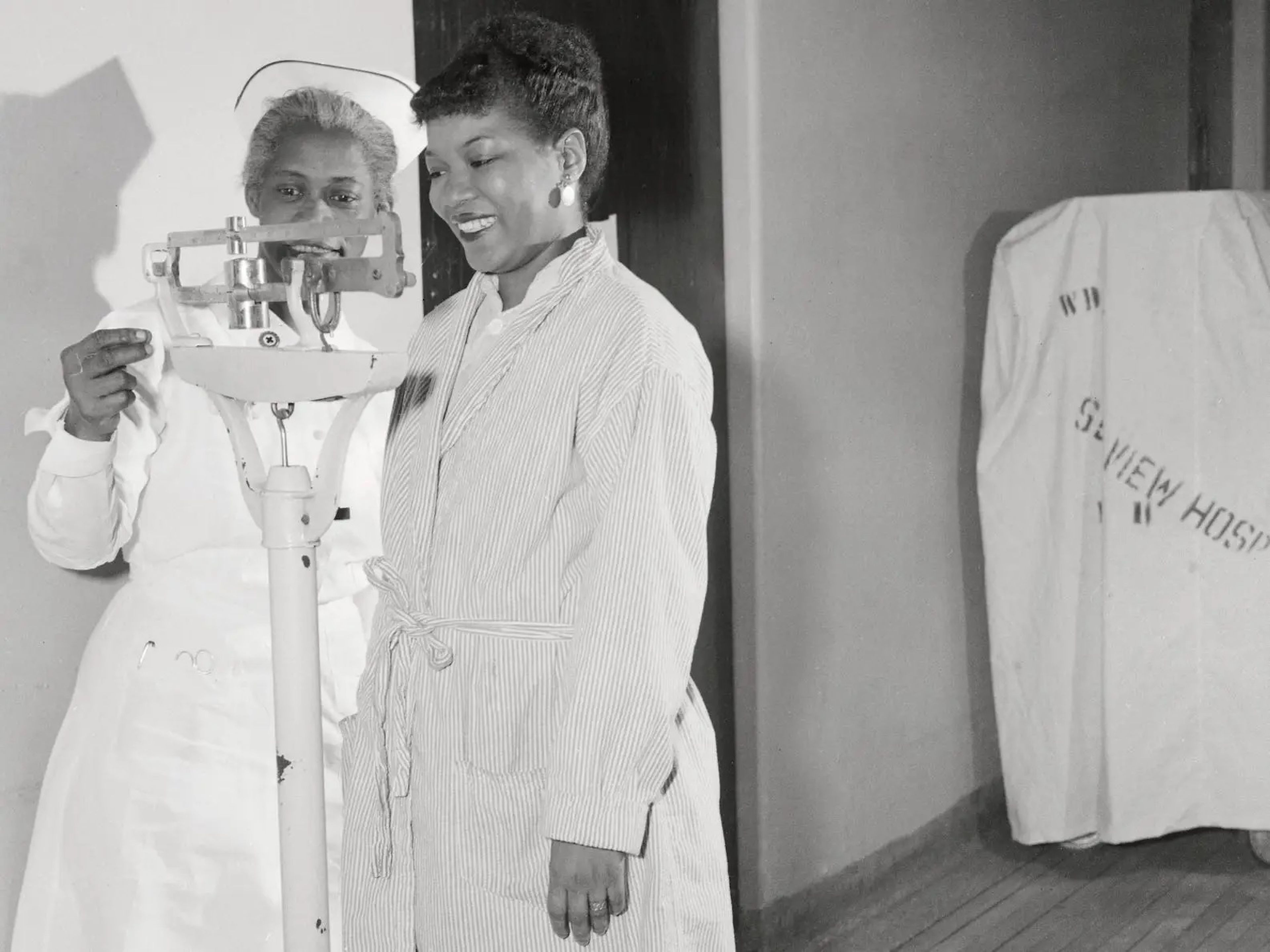La paciente de tuberculosis Gloria Sydnor se pesa en una báscula del Hospital Sea View, alrededor de 1952.