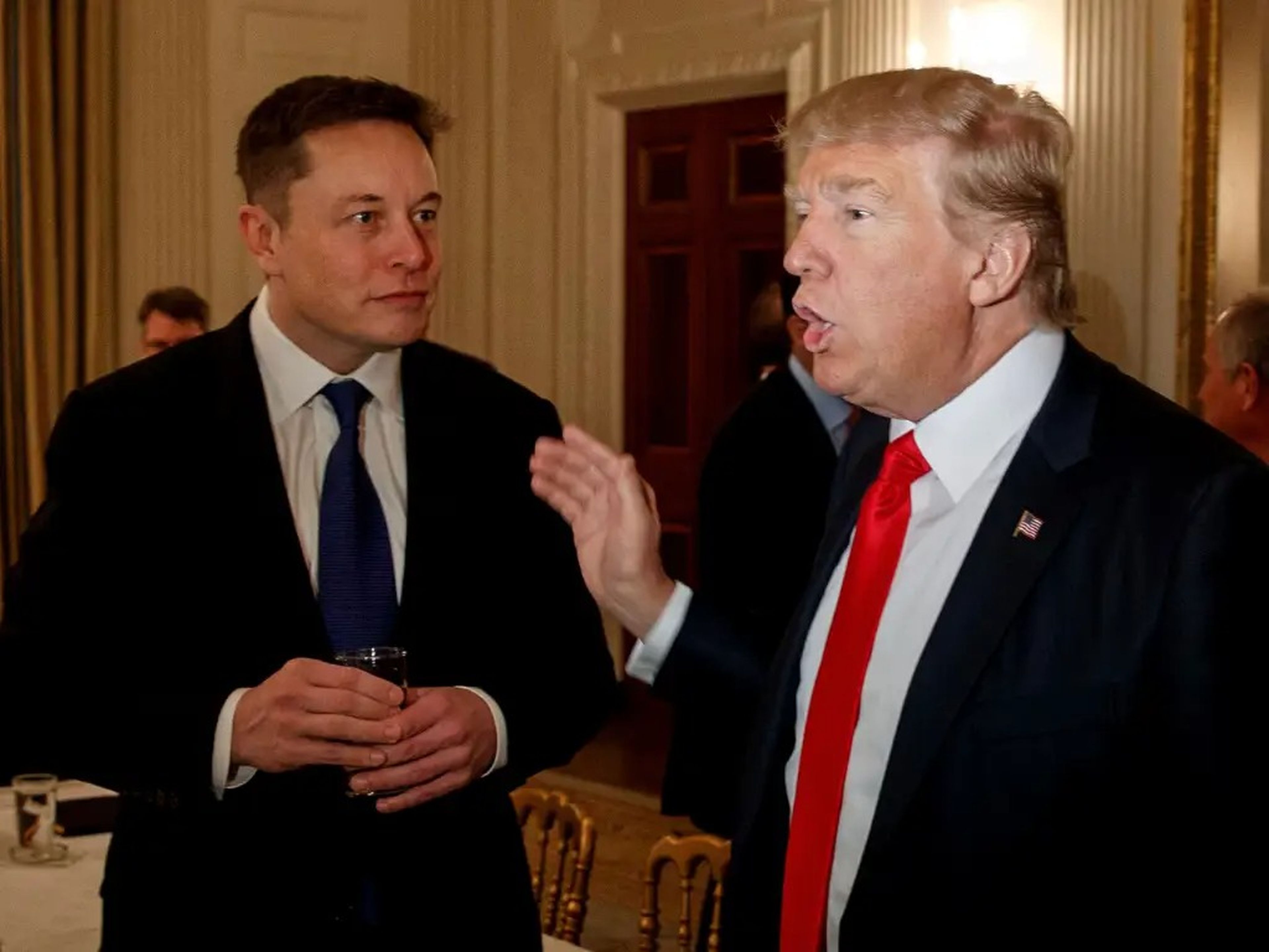 Donald Trump (derecha) junto a Elon Musk.