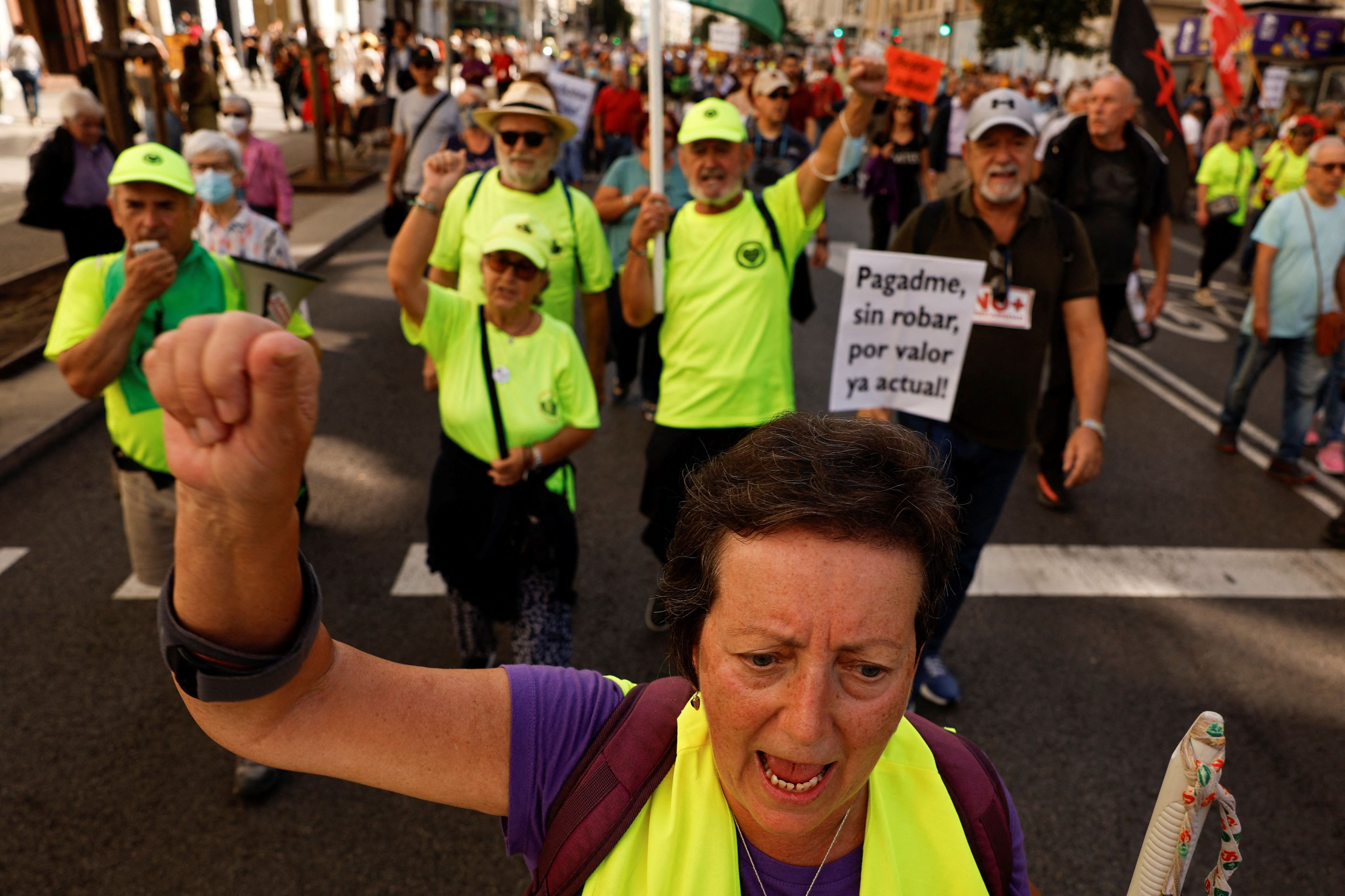 Un grupo de manifestantes reclaman una subida de las pensiones acorde al IPC.