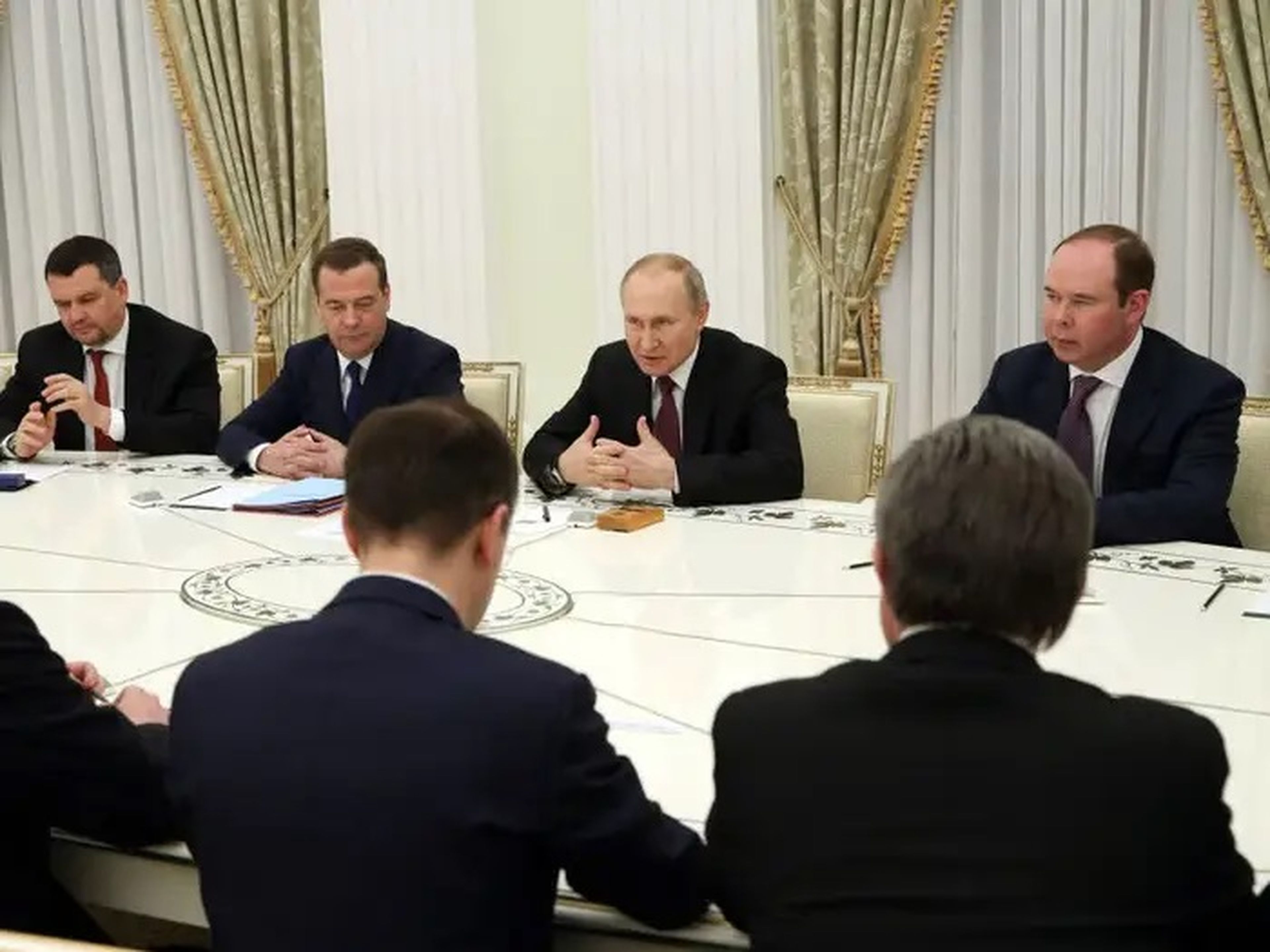 El presidente ruso Vladímir Putin y altos funcionarios, durante una reunión con antiguos miembros del Gabinete en el Kremlin el 29 de enero de 2020 en Moscú (Rusia).
