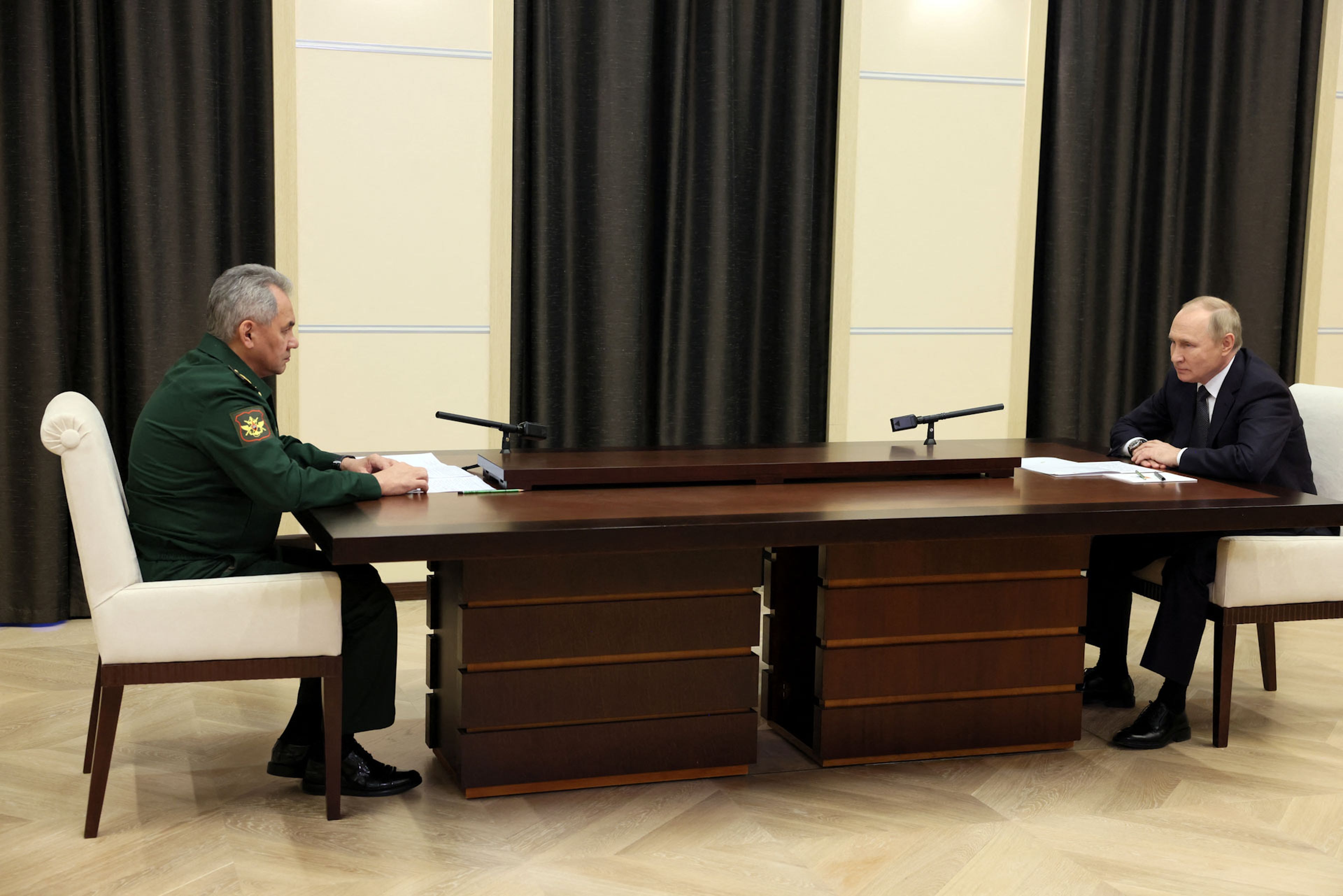 El presidente ruso, Vladímir Putin, asiste a una reunión con el ministro de Defensa, Serguéi Shoigu, a las afueras de Moscú (Rusia): 28 de octubre de 2022.