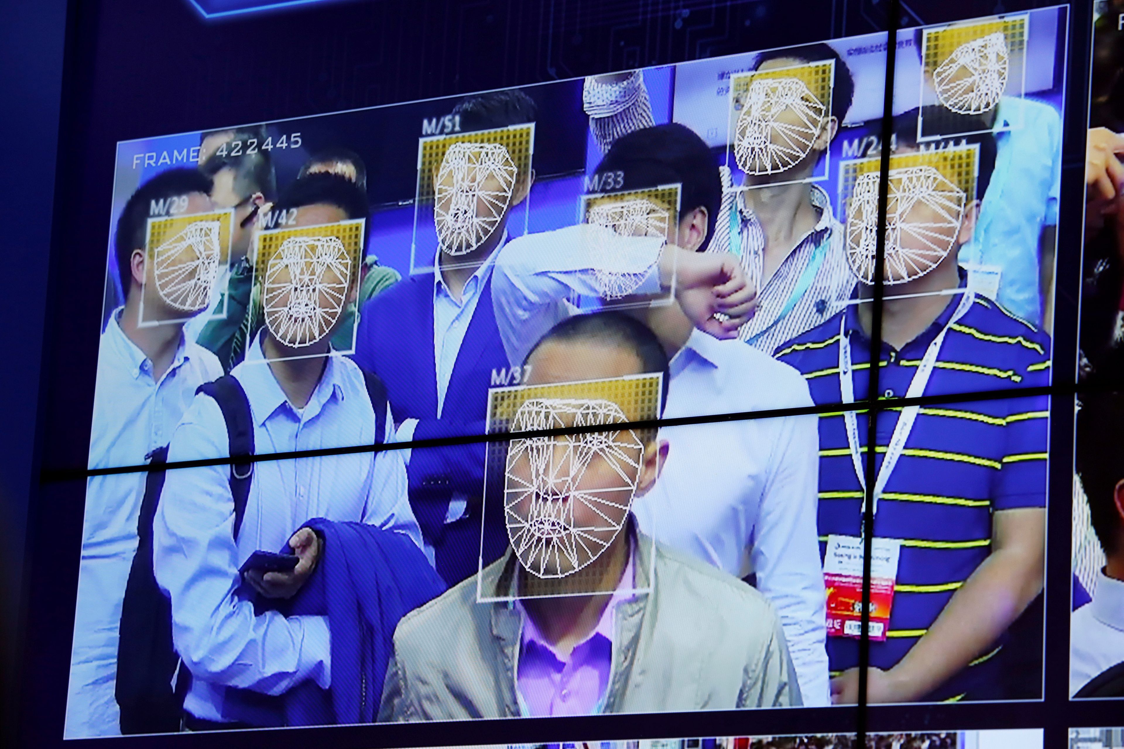 Usuarios prueban un sistema de reconocimiento facial en 2017 en una feria de tecnología en Pekín.