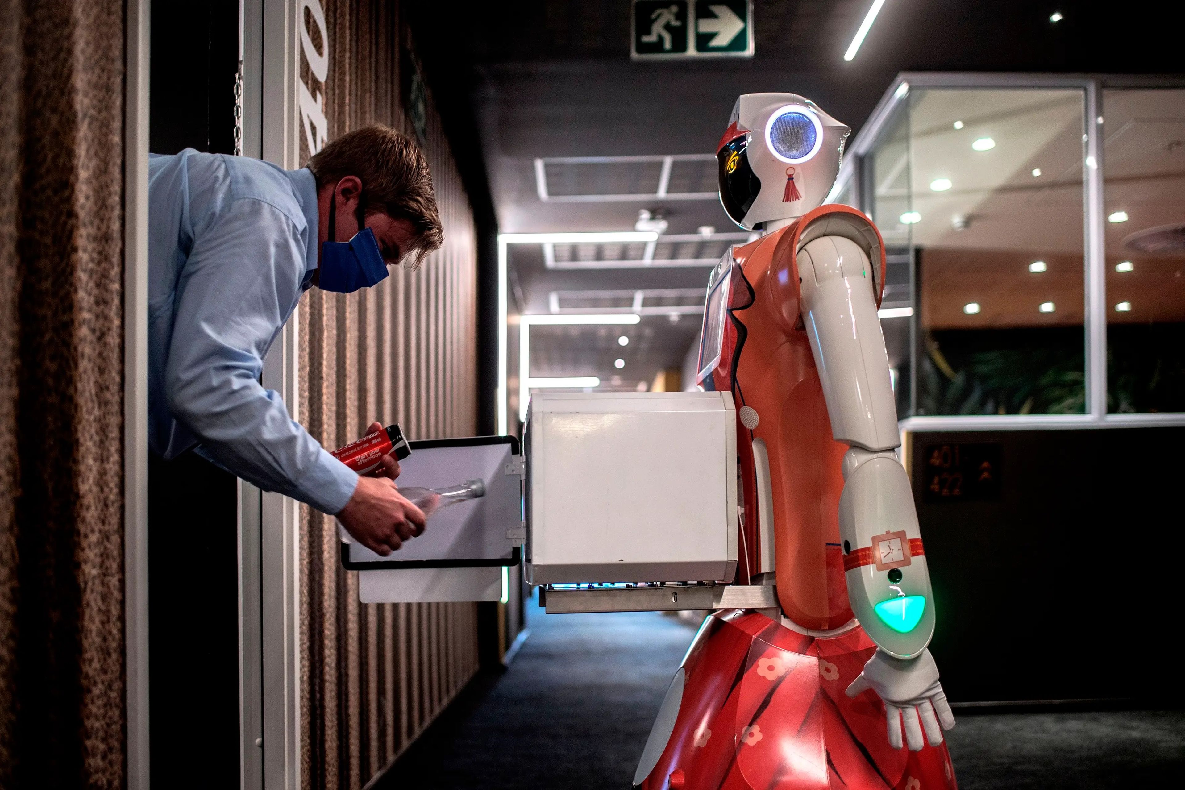 Un técnico prueba un robot de servicio de habitaciones en un hotel de Sandton (Sudáfrica). Un nuevo robot por cada mil trabajadores humanos disminuye los salarios en un 0,42%.