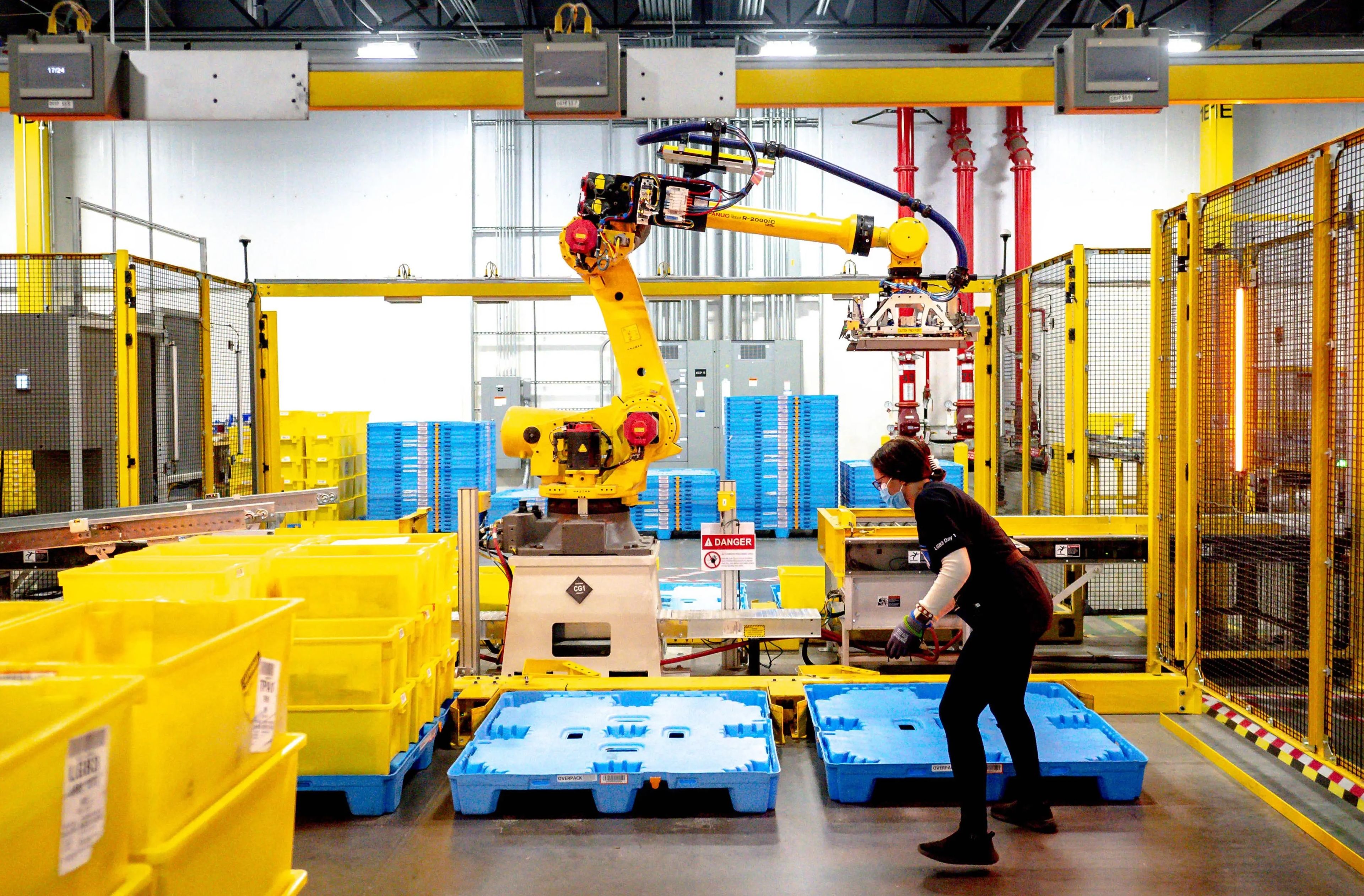 Un robot clasificando y apilando contenedores en un almacén de Amazon en Eastvale, California, el 31 de agosto de 2021.