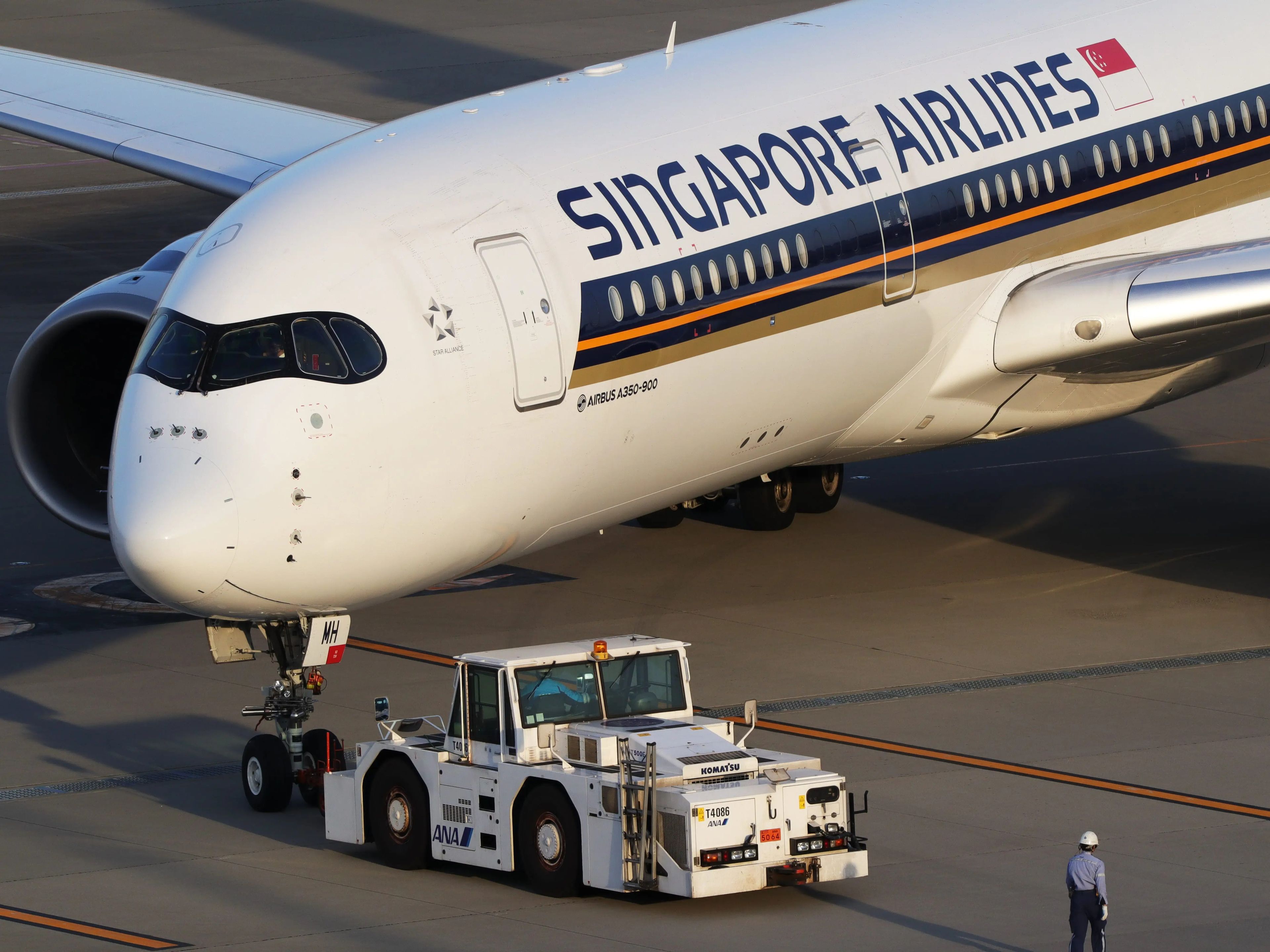 Singapore Airlines realiza la ruta más larga del mundo entre el aeropuerto internacional John F. Kennedy de Nueva York y Singapur, con un trayecto de casi 19 horas.