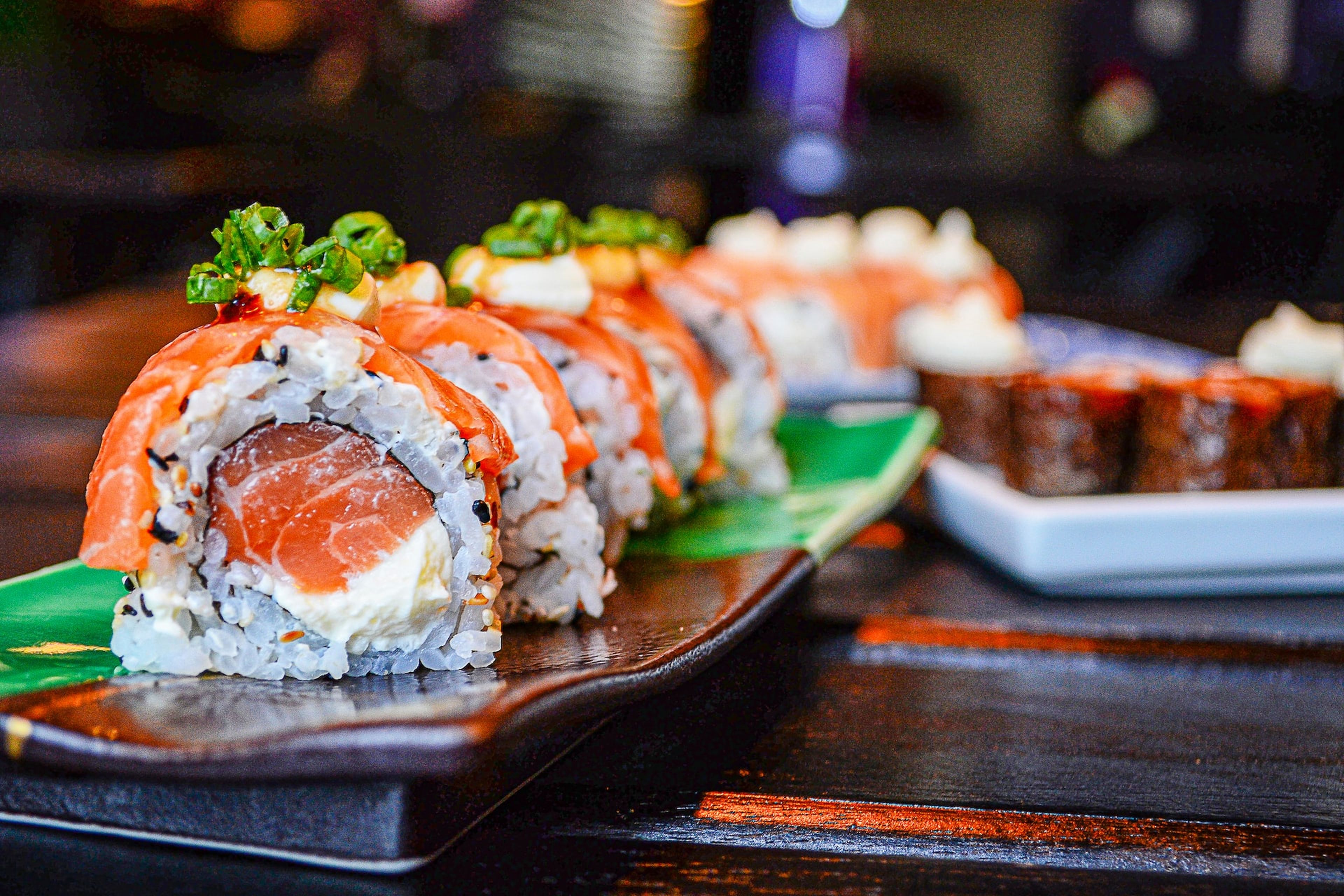 No se recomienda comer sushi durante el embarazo, ya que el pescado crudo entraña peligros.