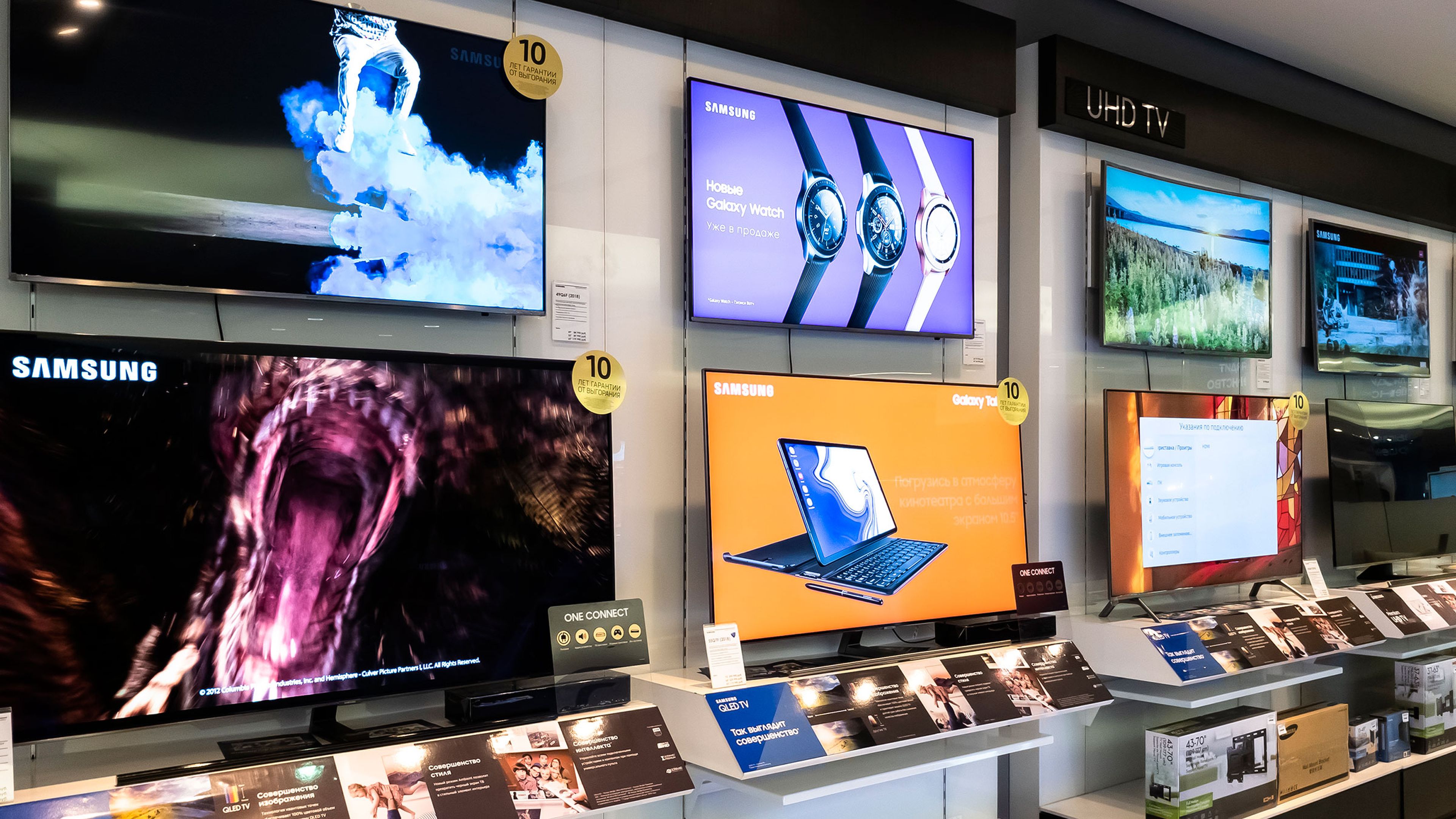 Televisores modernos en una tienda de tecnología