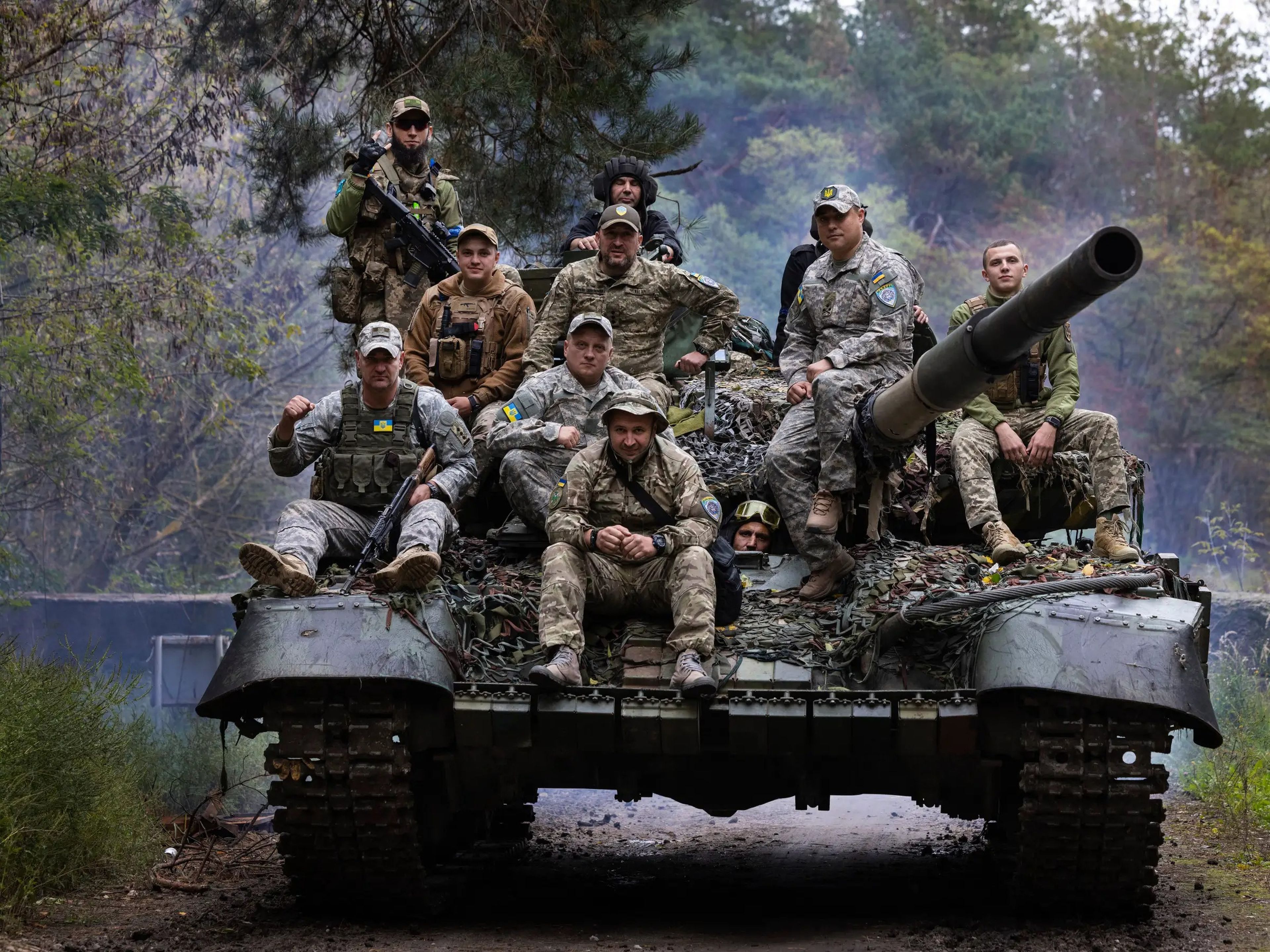 Tropas ucranianas suben a un tanque ruso reparado en una zona boscosa a las afueras de la ciudad el 26 de septiembre de 2022 en Járkov, Ucrania.