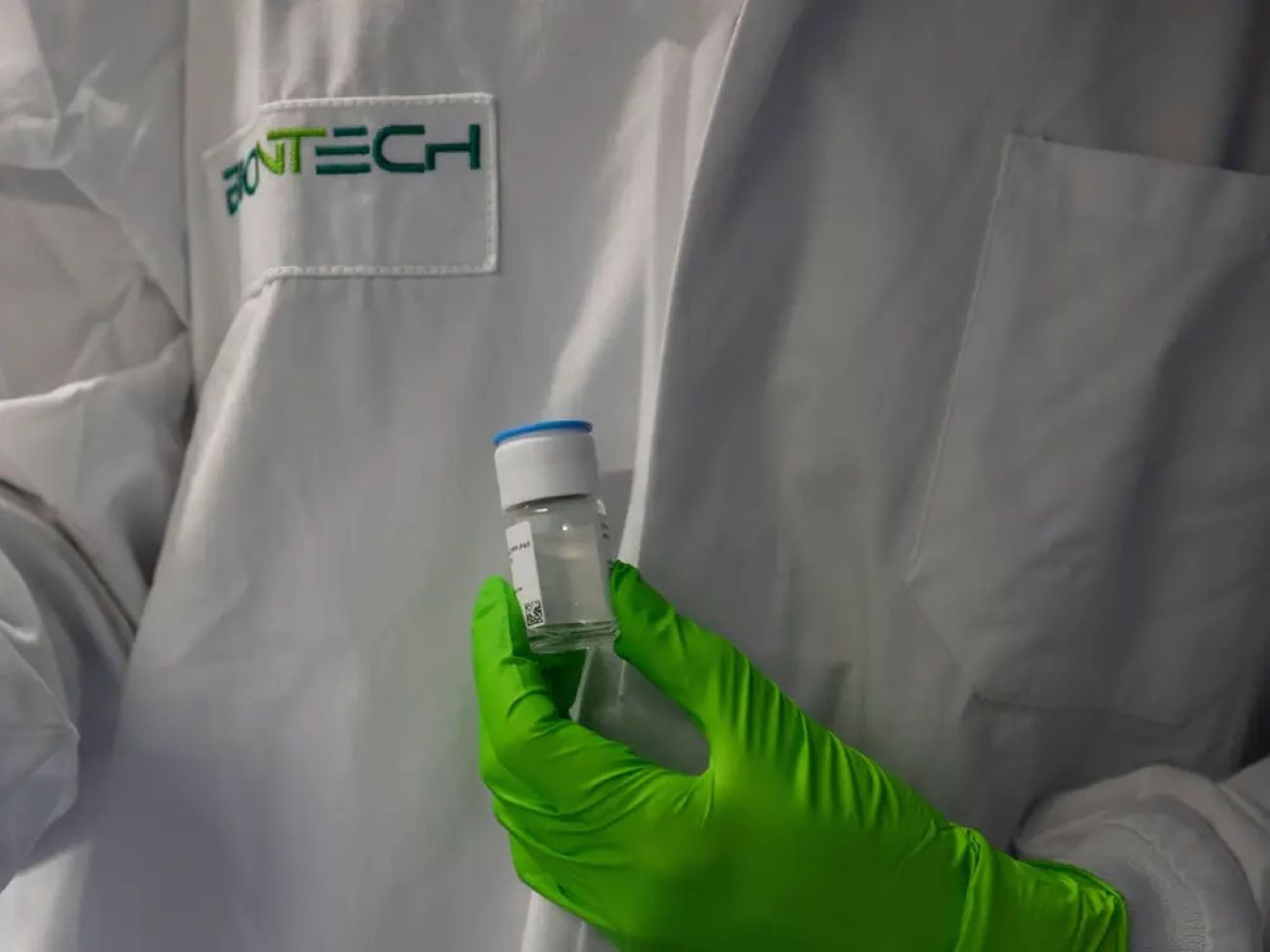 Un empleado sostiene un vial de un producto oncológico en desarrollo, en el instituto de investigación BioNTech en Mainz, Alemania, el 5 de octubre de 2022.