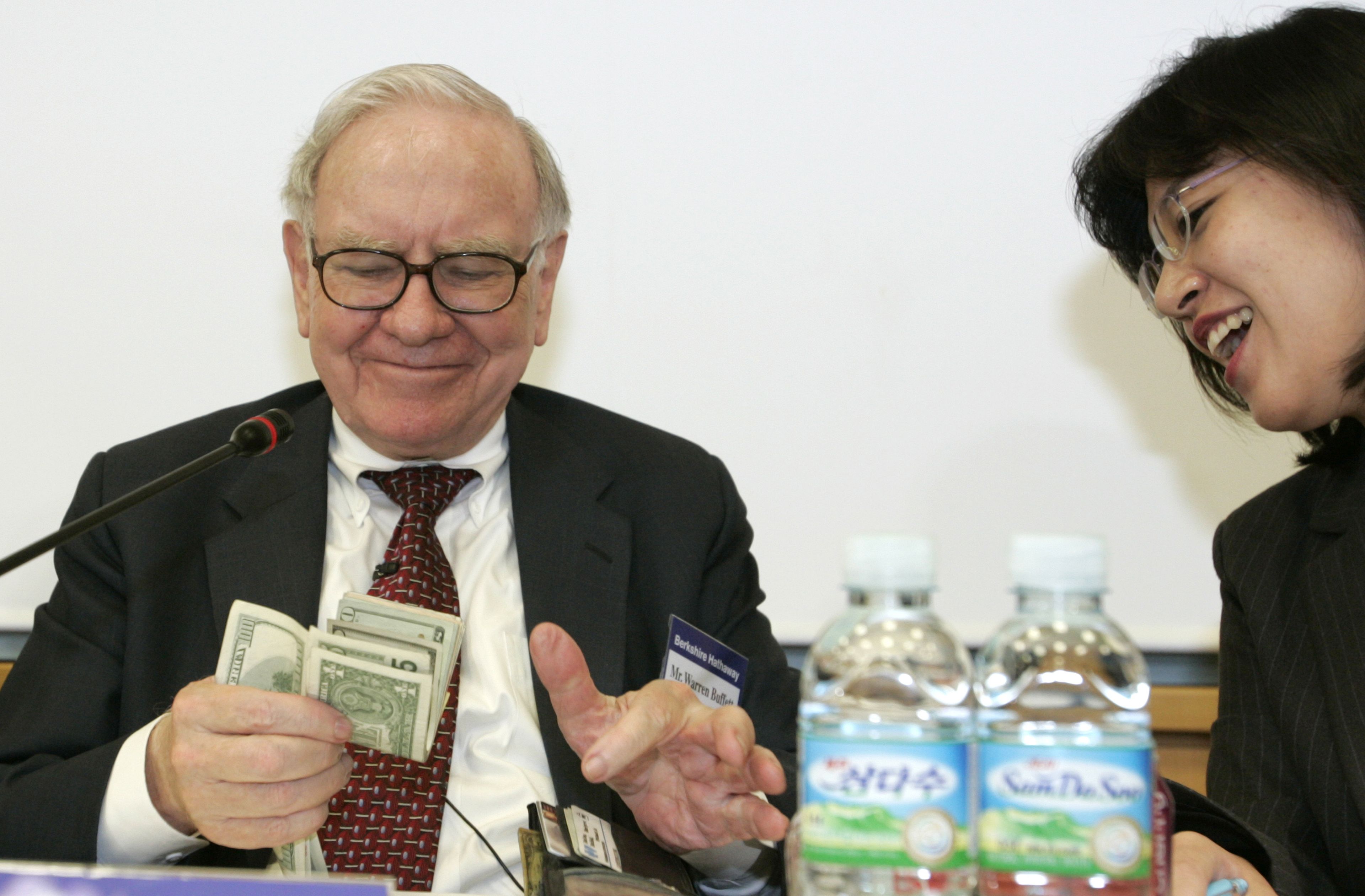 El inversor Warren Buffett contando el dinero de su cartera.