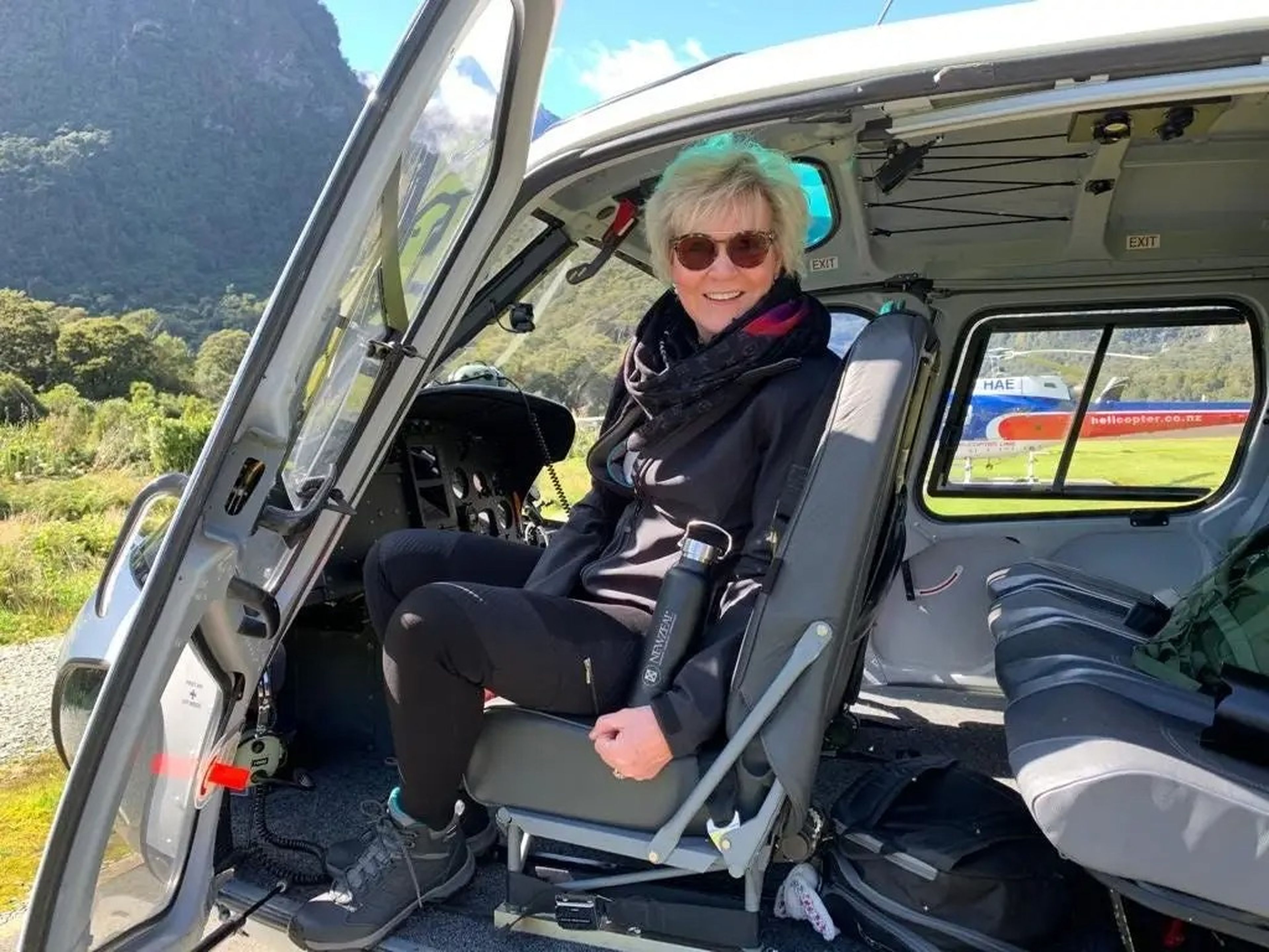 Maury explorando rincones remotos de Nueva Zelanda en helicóptero.