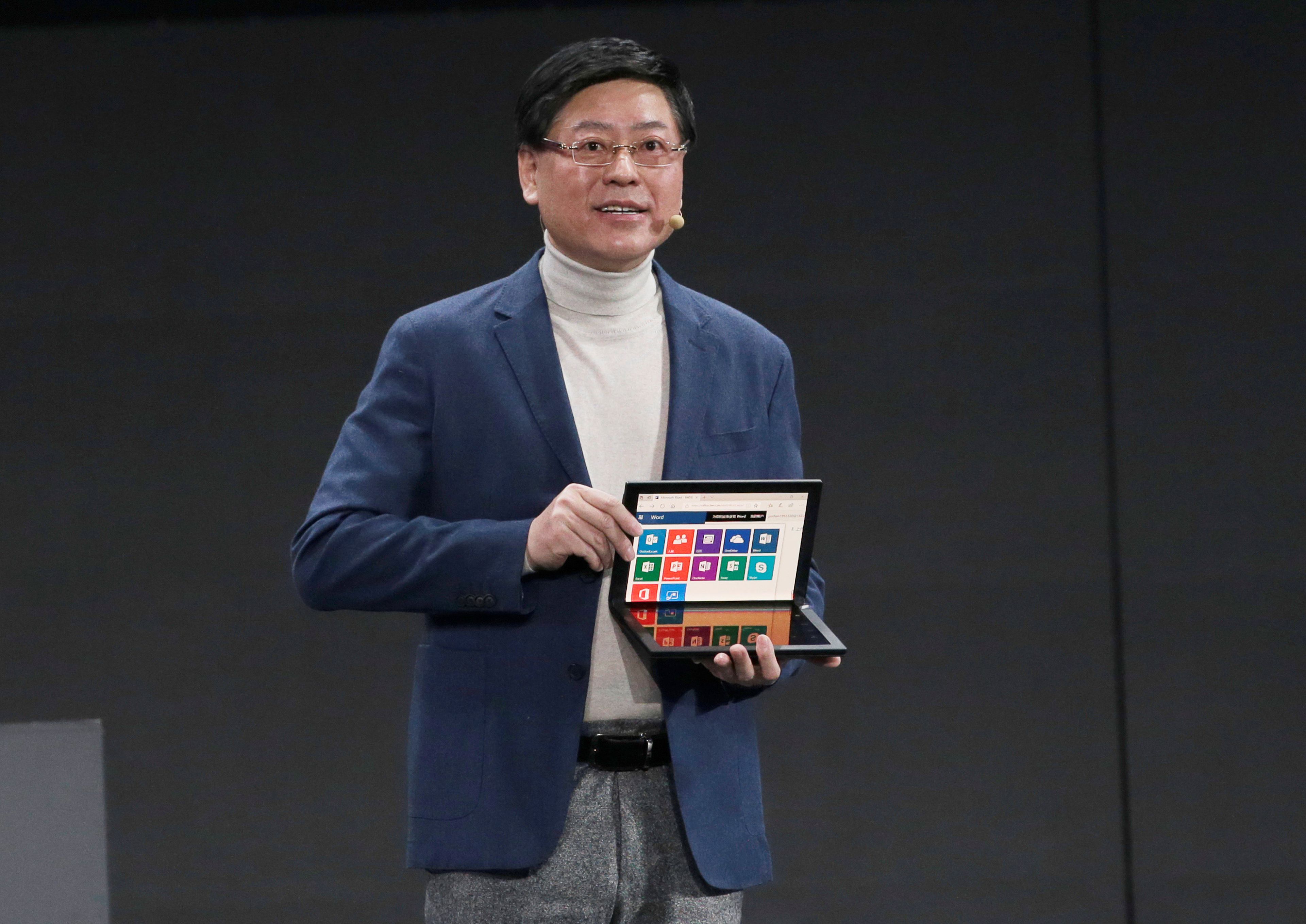 Yuanqing Yang, CEO de Lenovo, presenta el primer ordenador plegable de la compañía, ThinkPad X.