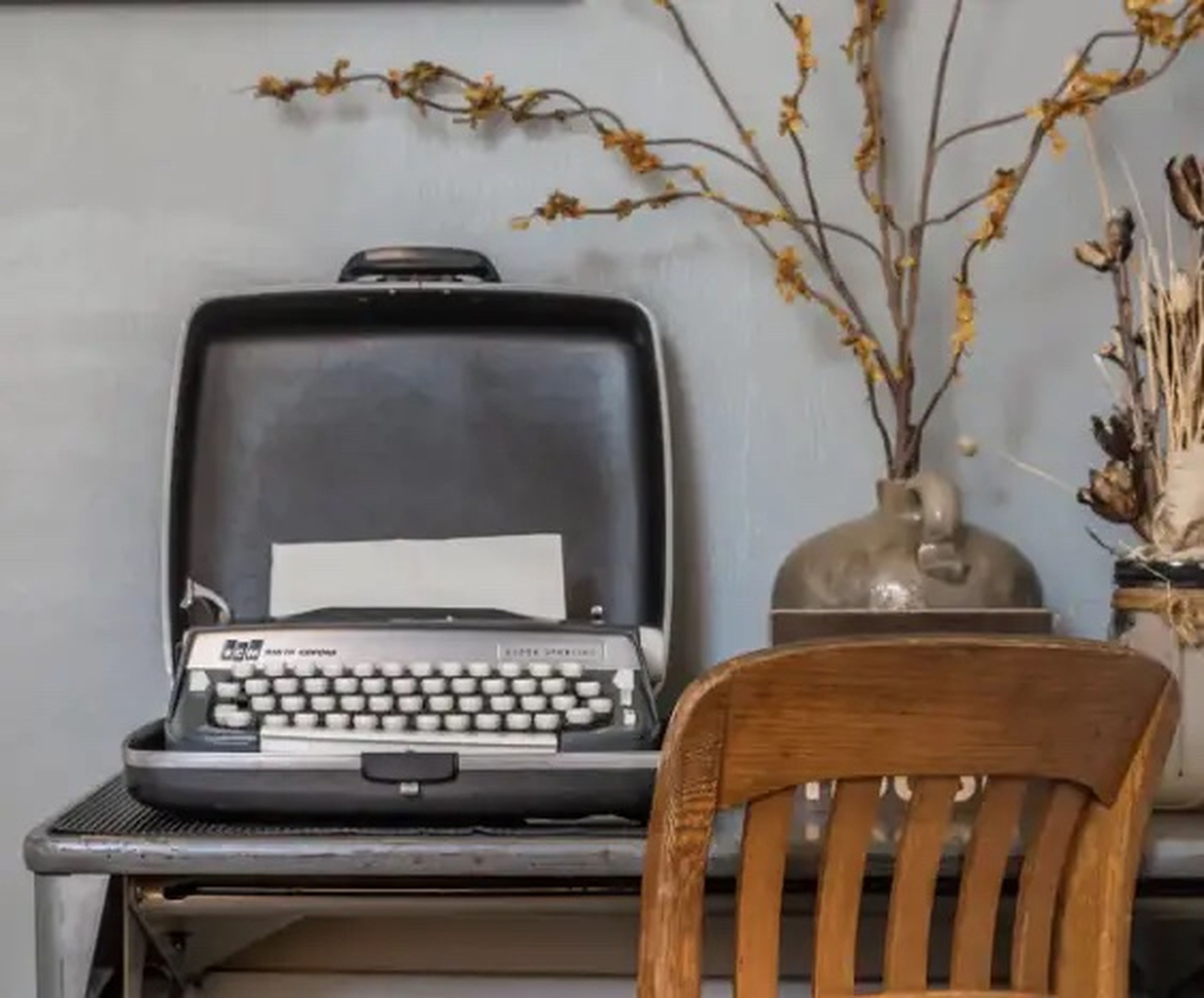 Una máquina de escribir antigua en uno de los alojamientos de Mosher, que actualmente se alquila por unos 180 euros la noche.