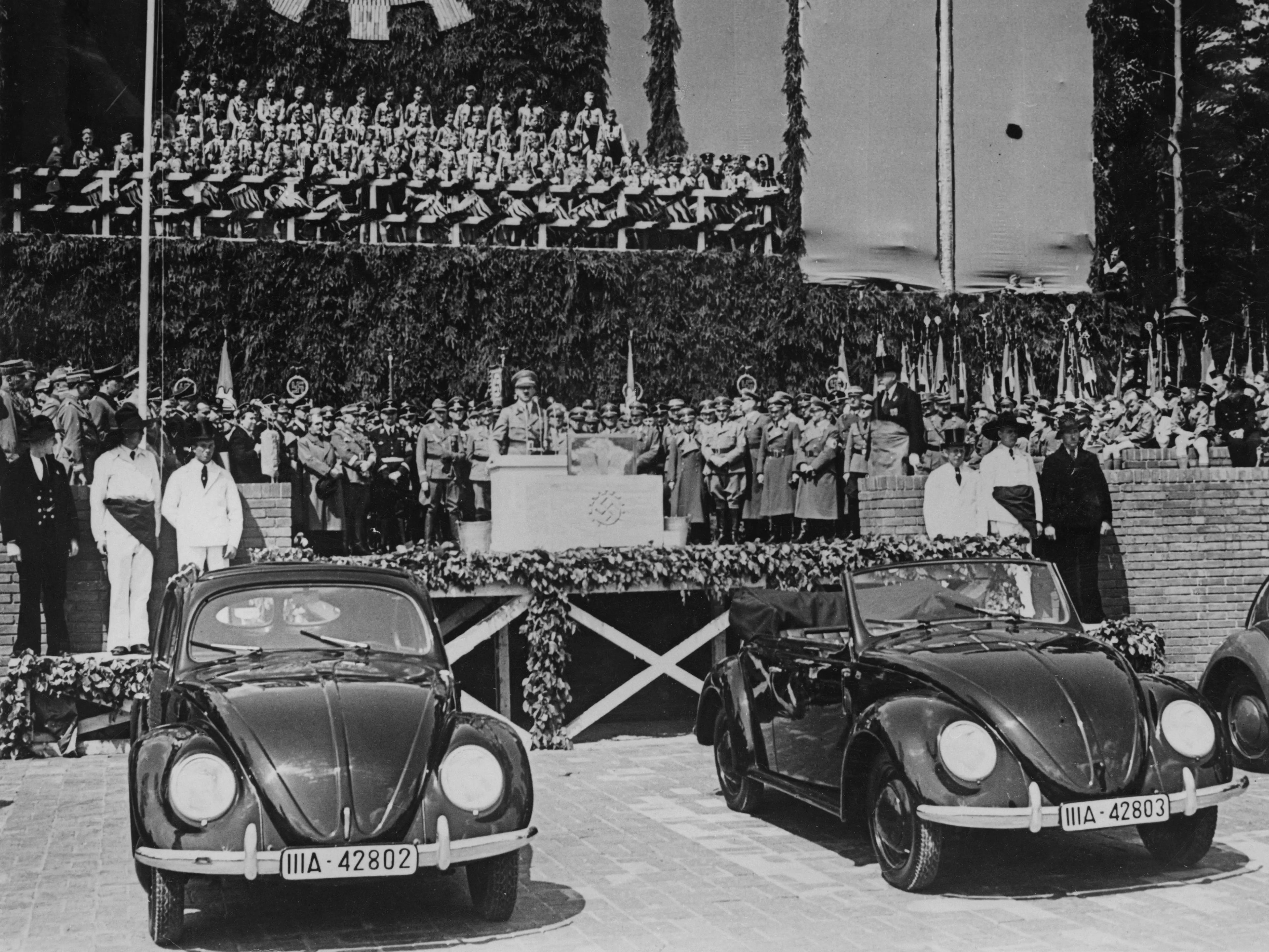 Adolf Hitler pronuncia un discurso tras colocar la primera piedra de la nueva fábrica de Volkswagen en Fallersleben, el 27 de mayo de 1938. 